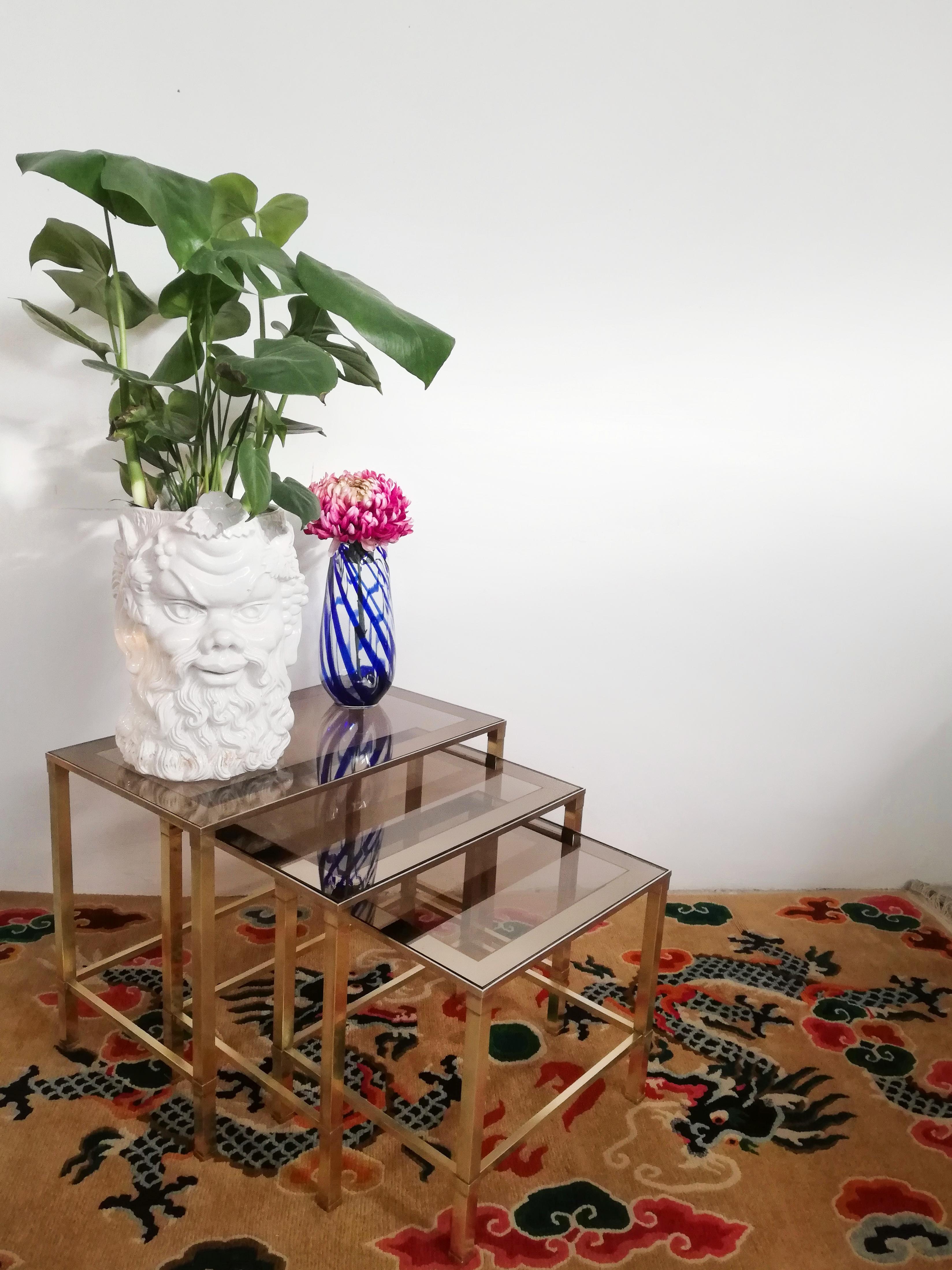 Ein glamouröses Set von Nesting Tables, hergestellt in Italien in den 1970er Jahren, bestehend aus 3 Tischen in drei verschiedenen Größen.
die Abmessungen des größten sind:  
Höhe 46,5 cm  Breite 60,5 cm  Tiefe 35,5 cm
des Mediums:
Höhe 41,5 cm 