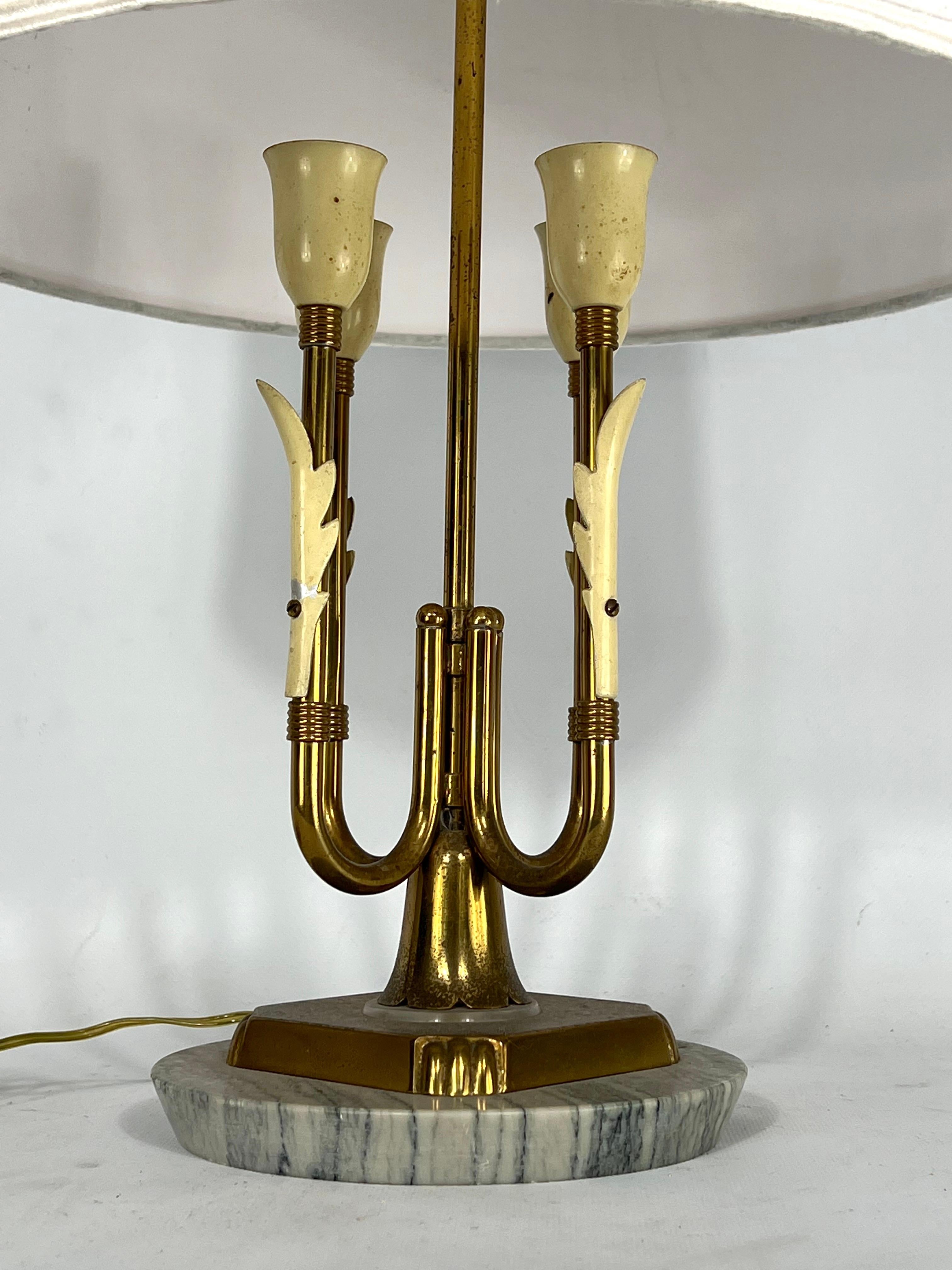 Mid-century Italian brass and marble table lamp from 50s In Good Condition For Sale In Catania, CT