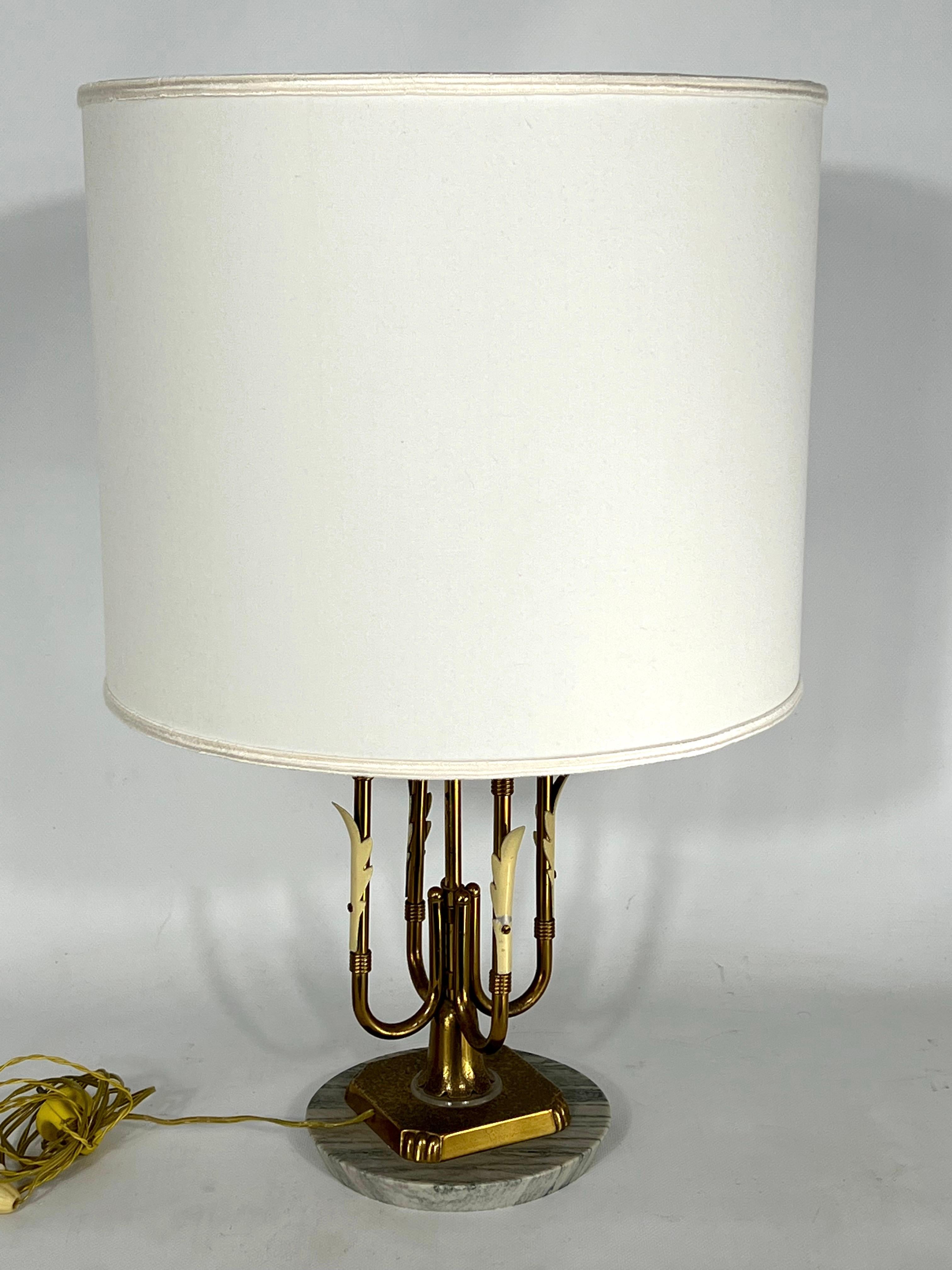 Milieu du XXe siècle Lampe de table italienne du milieu du siècle dernier en laiton et marbre, années 50 en vente
