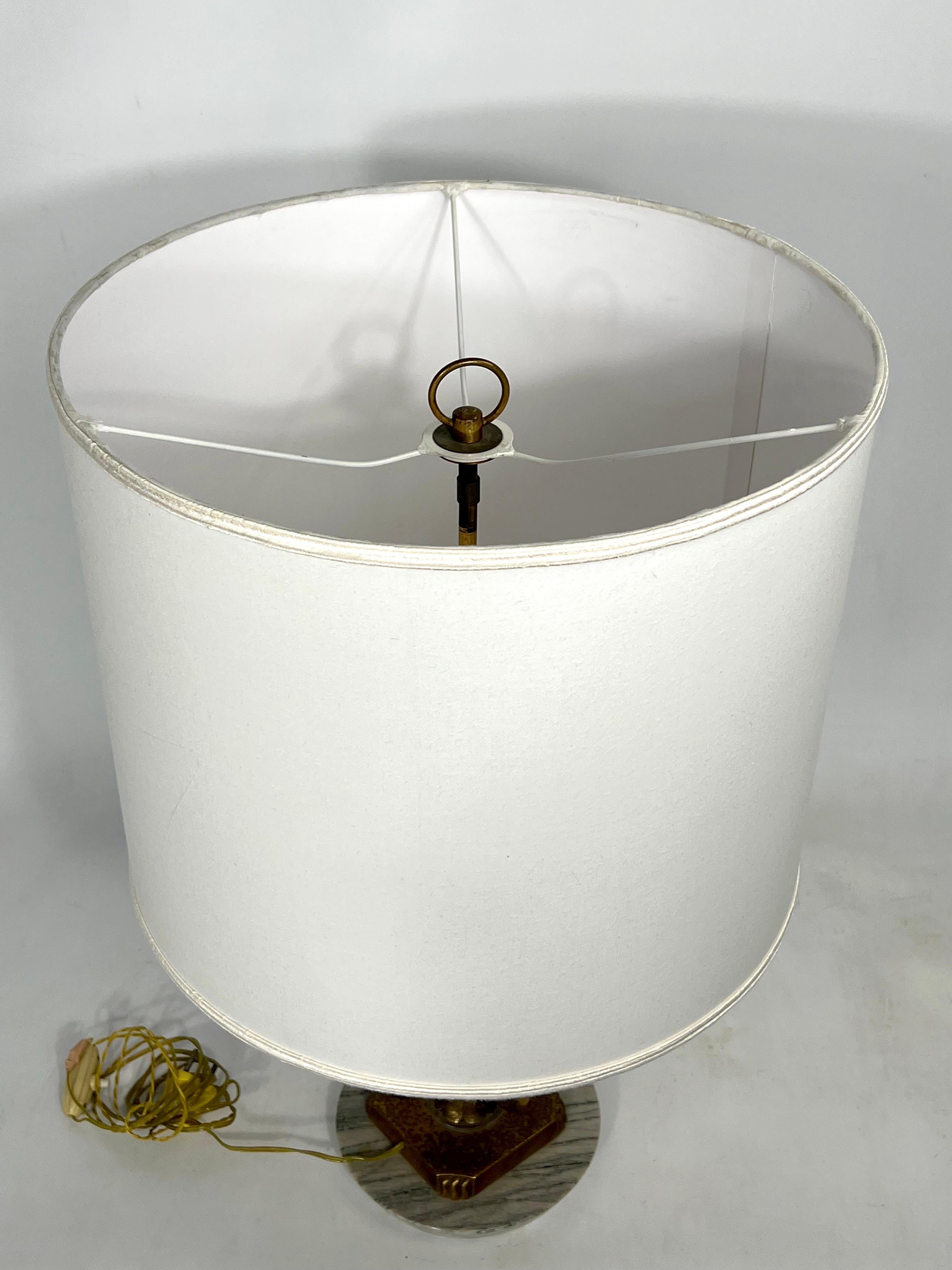 Lampe de table italienne du milieu du siècle dernier en laiton et marbre, années 50 en vente 3