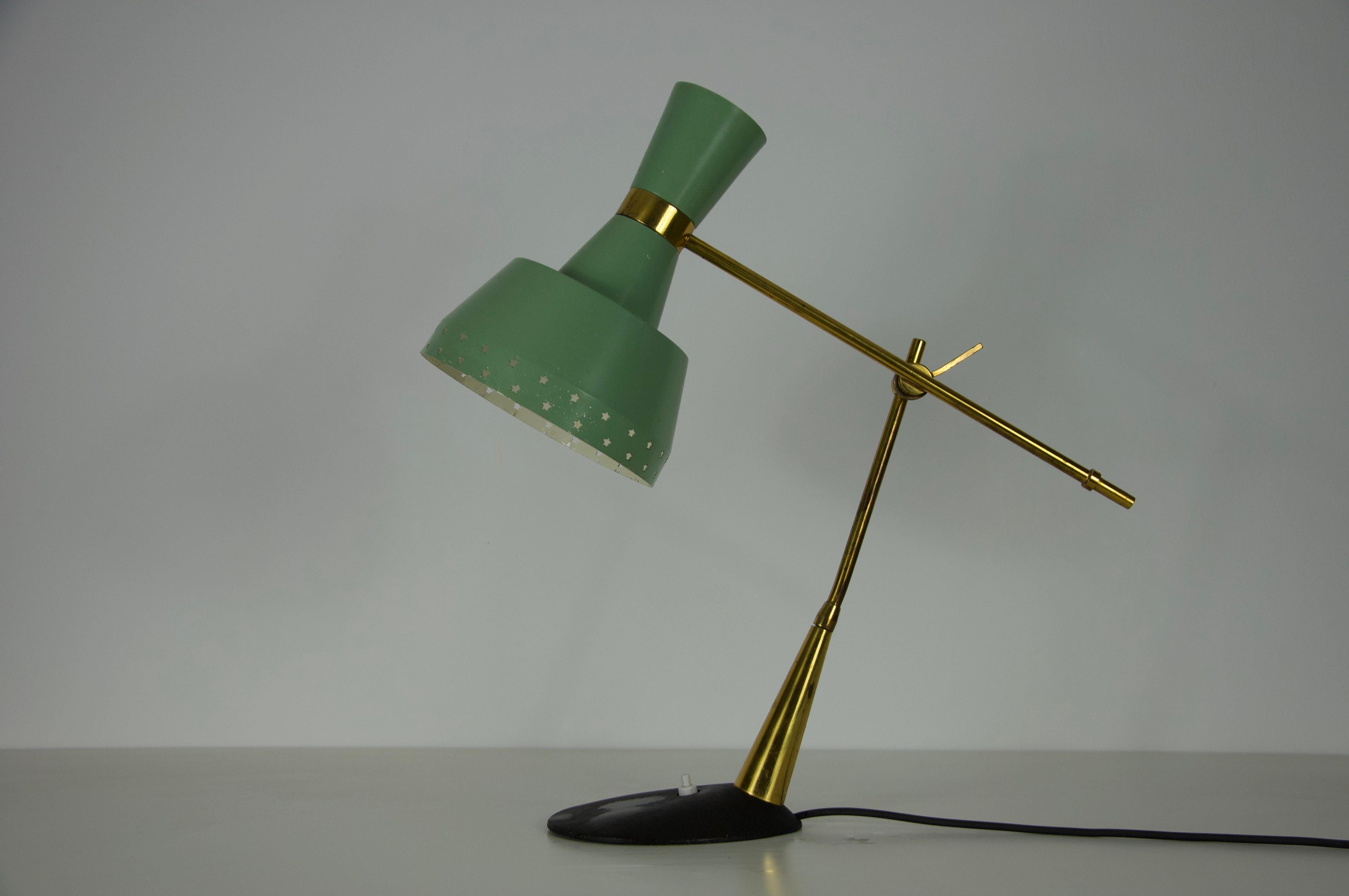 Mid-Century Italian Brass and Metal Table Lamp, 1960s In Good Condition For Sale In Hagenbach, DE
