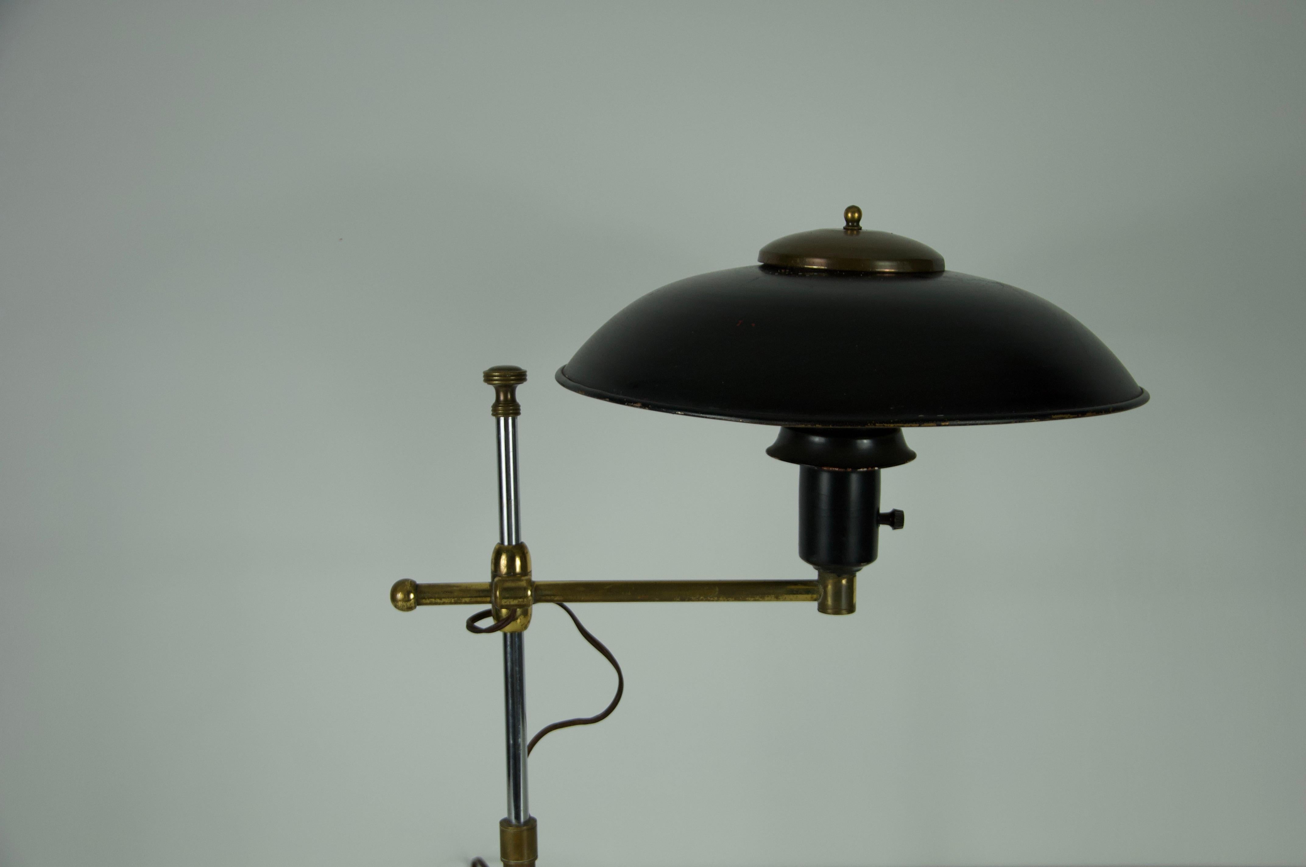 Mid-Century Italian Brass and Metal Table Lamp, 1960s In Good Condition For Sale In Hagenbach, DE