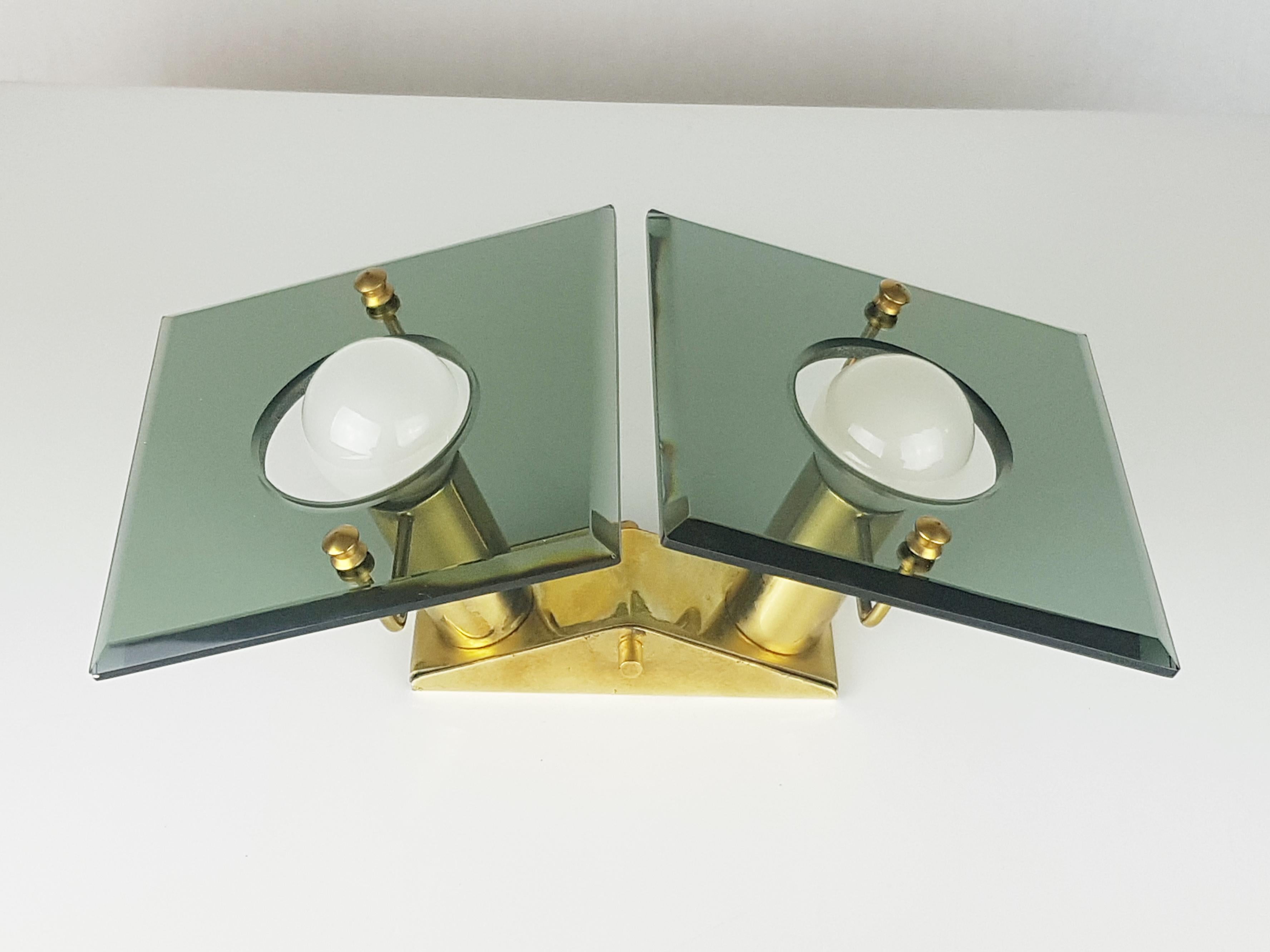 Mid-Century Modern Applique italienne du milieu du siècle dernier en laiton et verre fumé de Cristal Art en vente