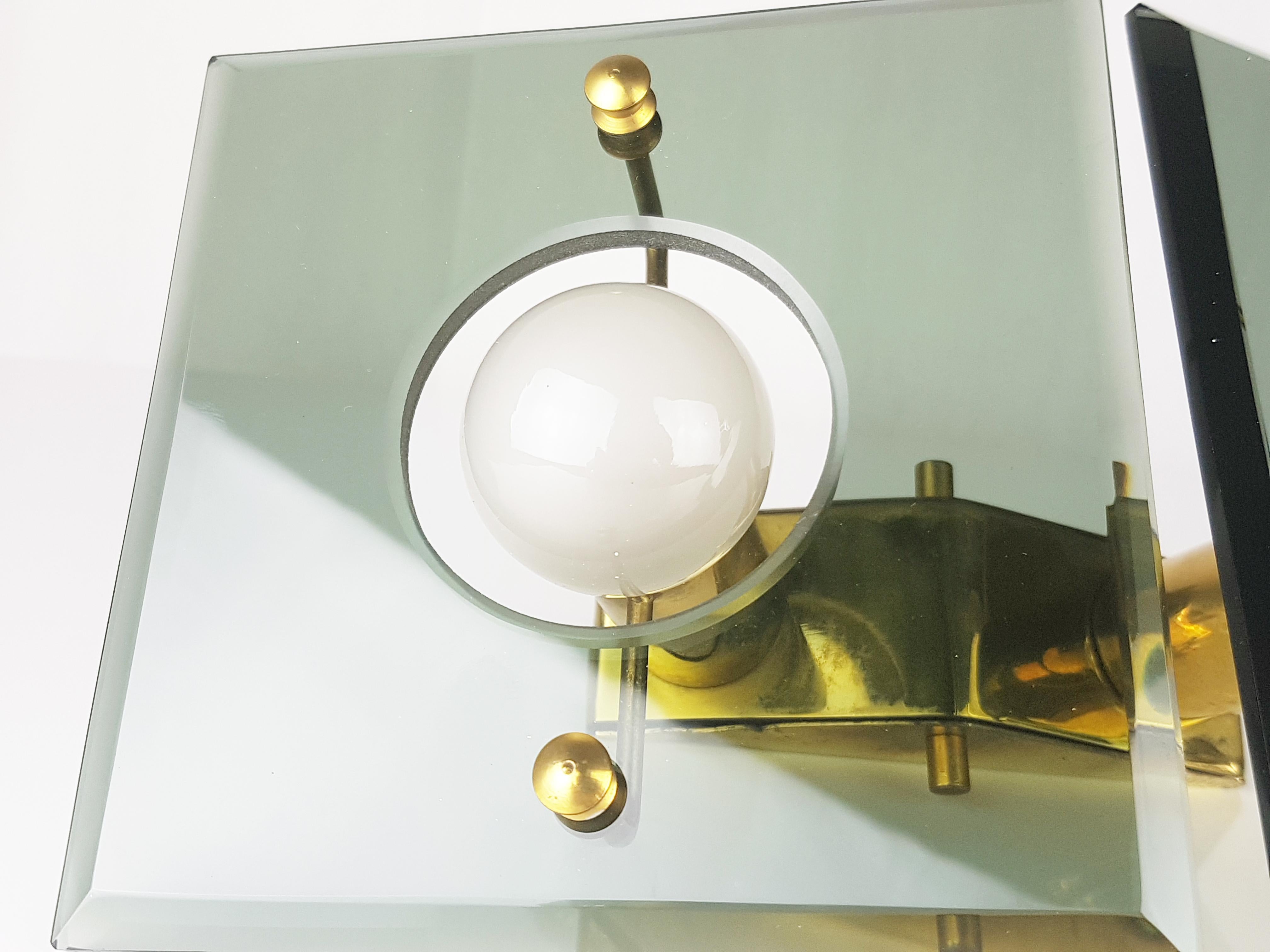 Applique italienne du milieu du siècle dernier en laiton et verre fumé de Cristal Art en vente 2