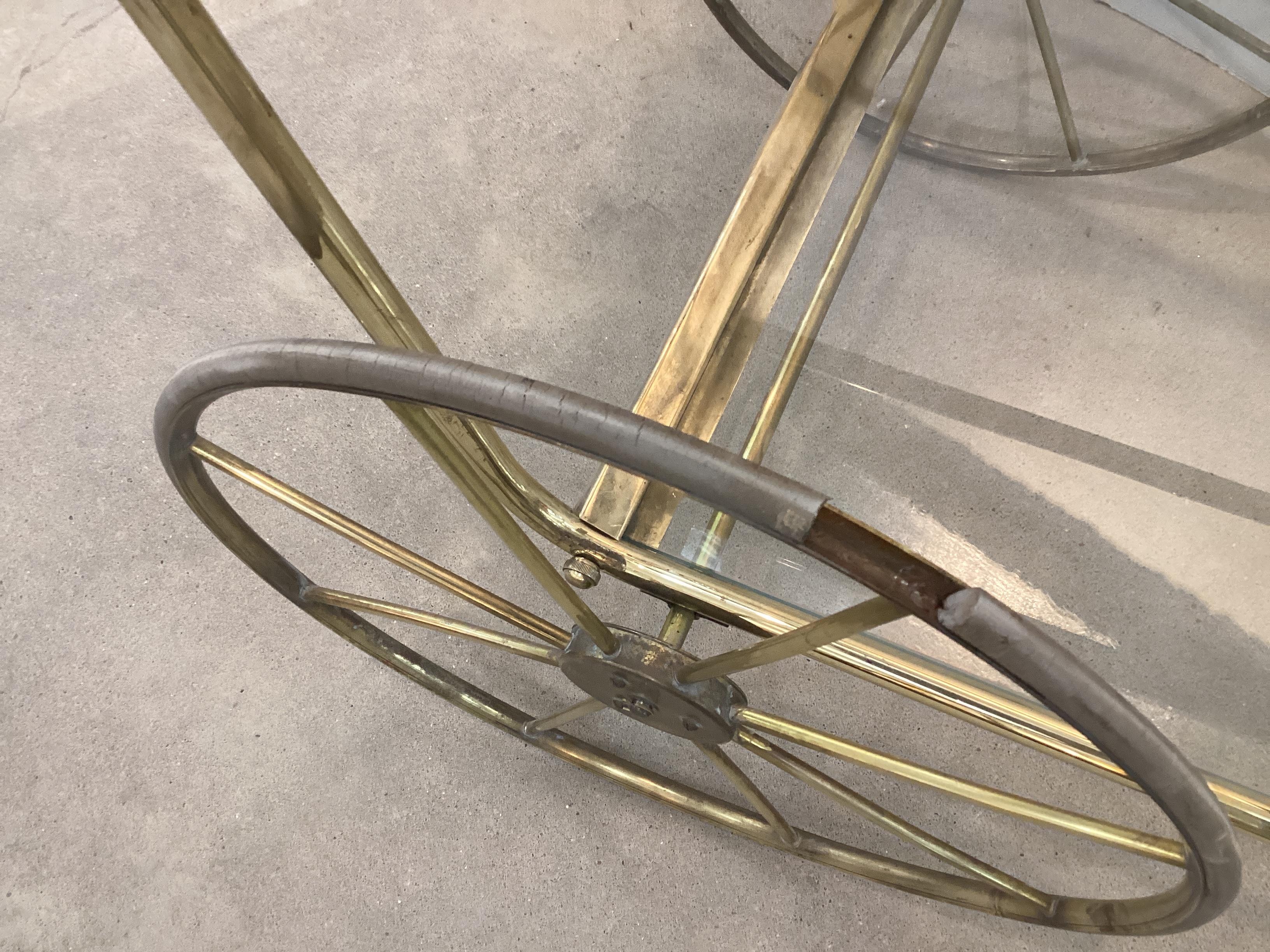 Laiton Chariot de bar en laiton italien du milieu du siècle en vente