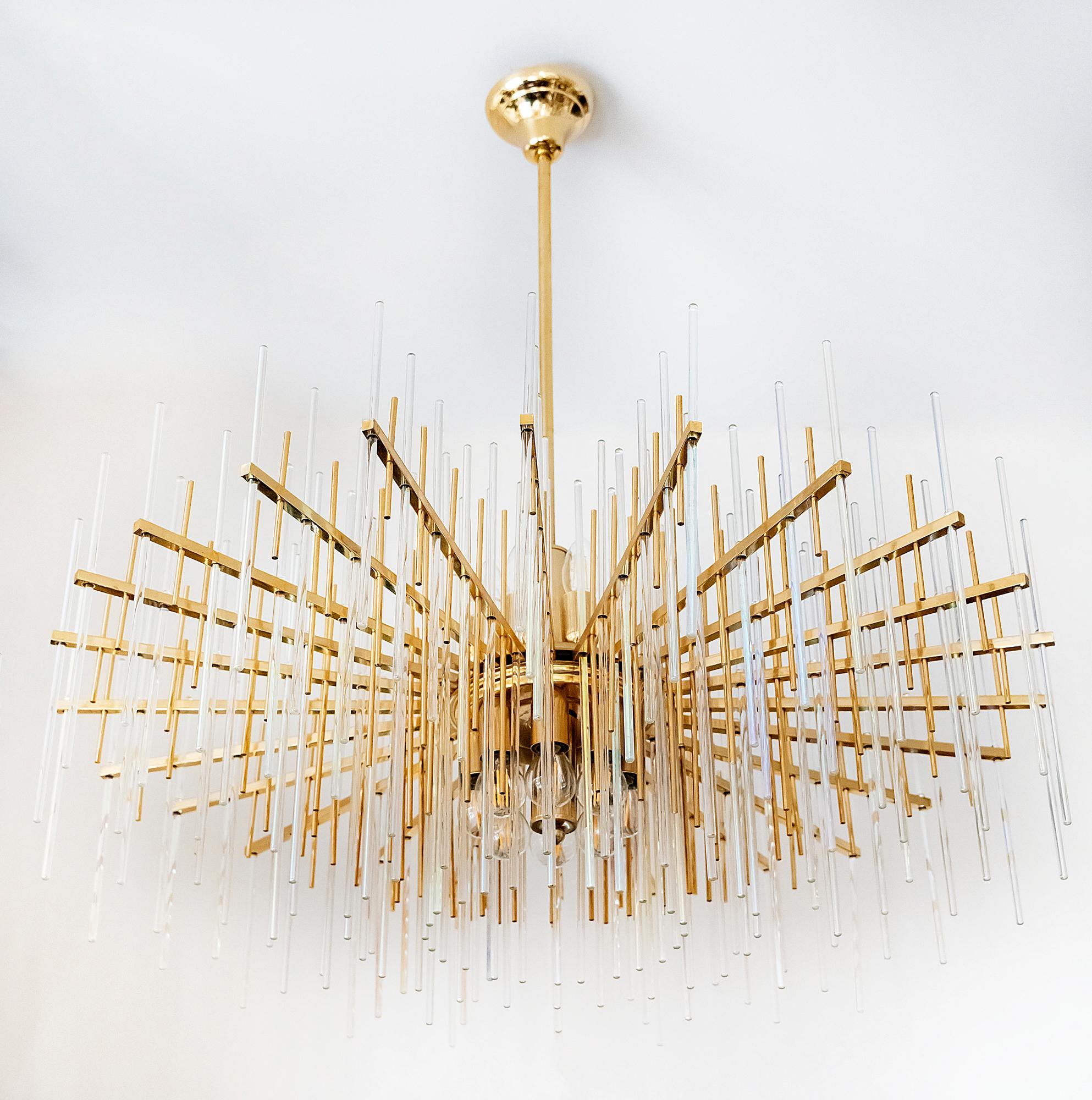 Italian midcentury Sciolari chandelier is made of brass and clear glass in the holders.
This chandelier includes totally 16 pieces of E14 bulbs: 8 up and 8 down.
It is in a very good original vintage condition.

  