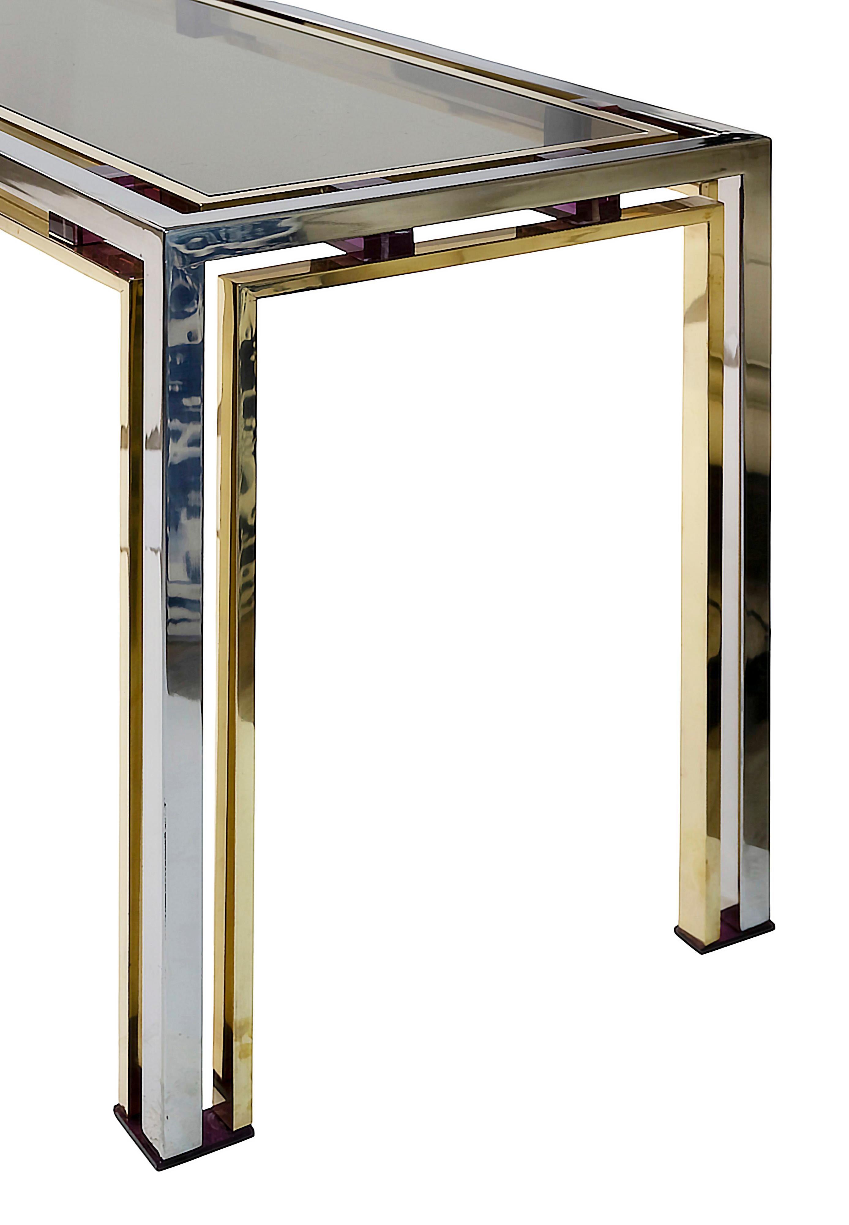 20ième siècle Table console italienne du milieu du siècle en laiton, chrome et verre par Romeo Rega en vente