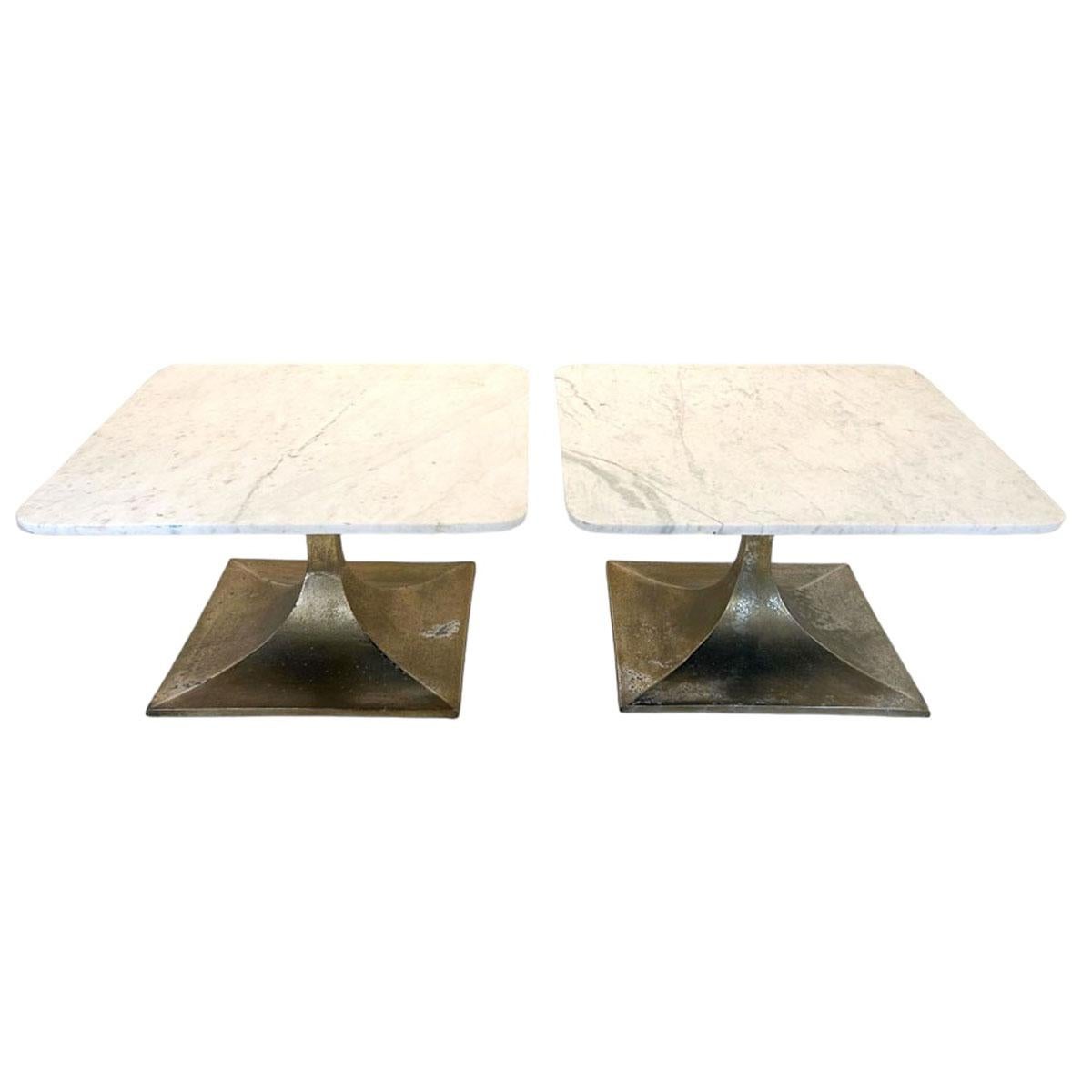 Esta exquisita mesa de centro captura la esencia del diseño italiano de mediados de siglo, famoso por su énfasis en las líneas limpias, los materiales elegantes y la belleza funcional. El tablero de la mesa es de mármol de Carrara, procedente de las