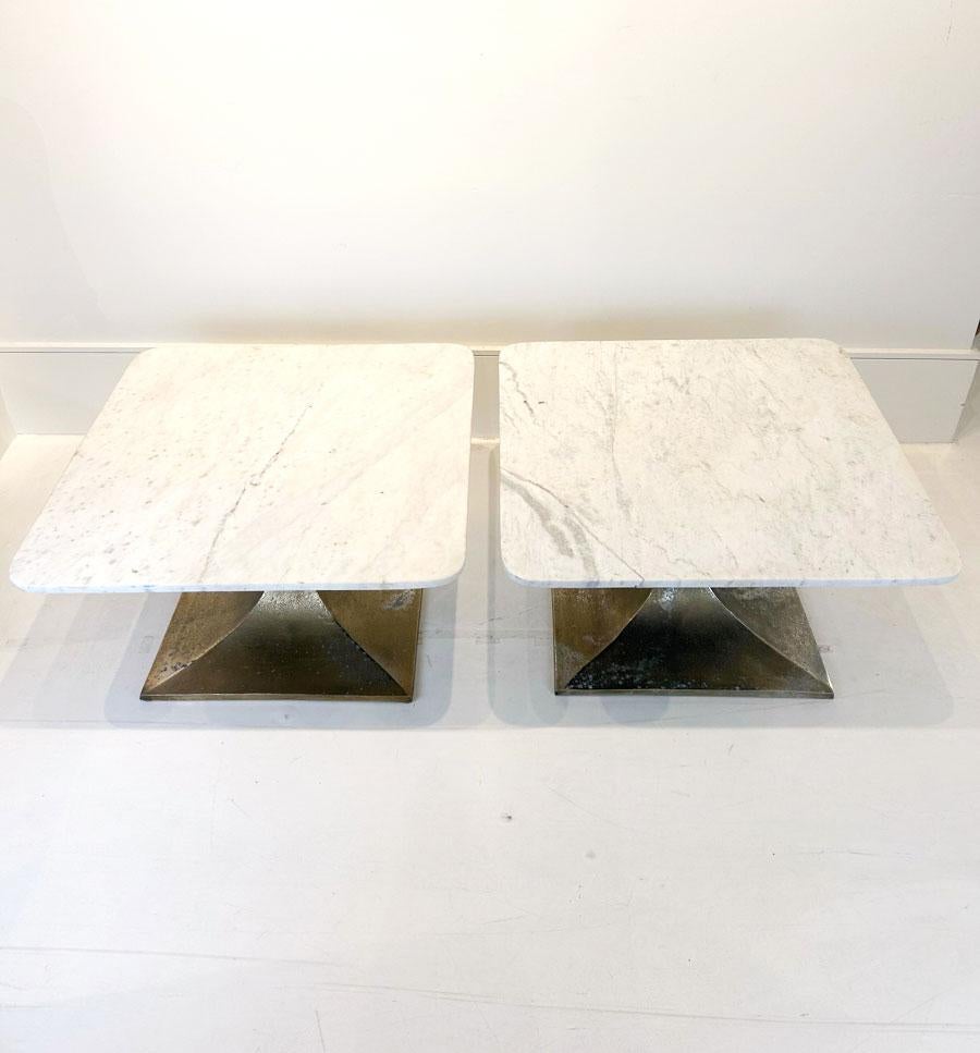 Mesa de centro italiana de latón de mediados de siglo con tapa de mármol de Carrara (Dos disponibles) Moderno de mediados de siglo en venta