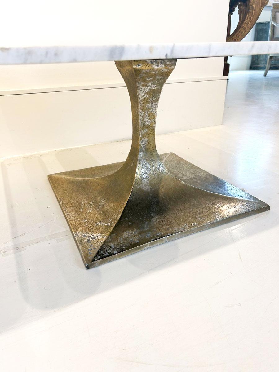 Mesa de centro italiana de latón de mediados de siglo con tapa de mármol de Carrara (Dos disponibles) Italiano en venta