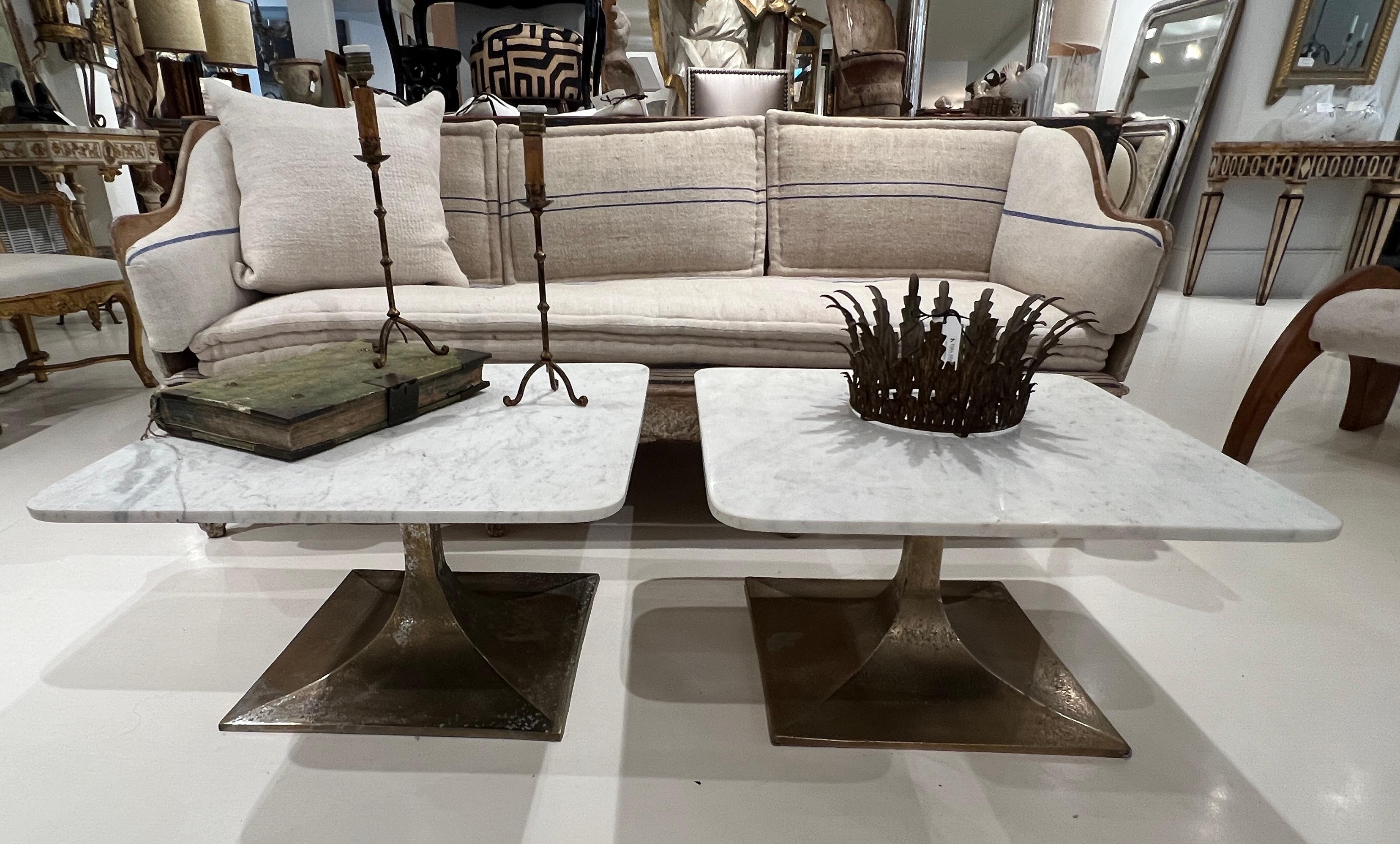 Mesa de centro italiana de latón de mediados de siglo con tapa de mármol de Carrara (Dos disponibles) en Bastante bueno estado para la venta en New Orleans, LA