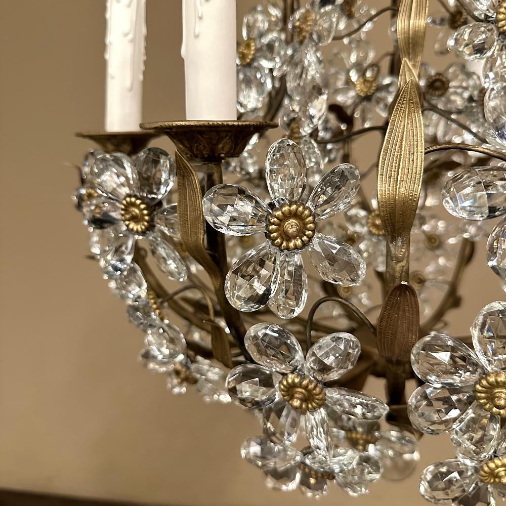 Lustre à fleurs en laiton et cristal d'Italie du milieu du siècle en vente 2