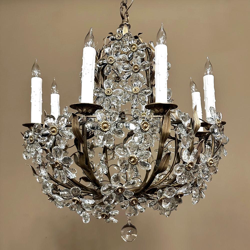 Le lustre à fleurs en laiton et cristal du milieu du siècle est une merveille d'artisanat des maîtres artisans d'Italie !  Non seulement le luminaire est fabriqué en laiton sculpté à la main, mais les artistes créent des formes de feuilles pour