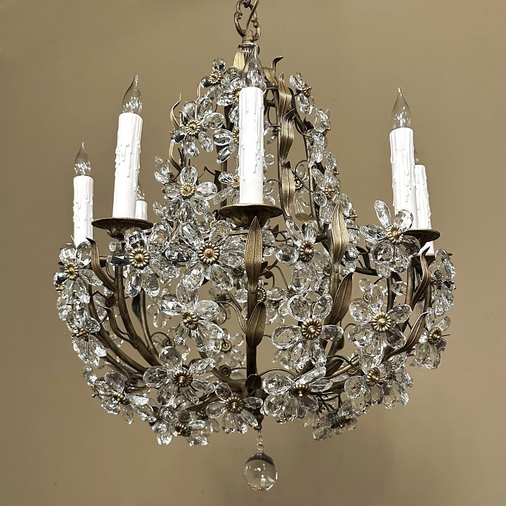 italien Lustre à fleurs en laiton et cristal d'Italie du milieu du siècle en vente