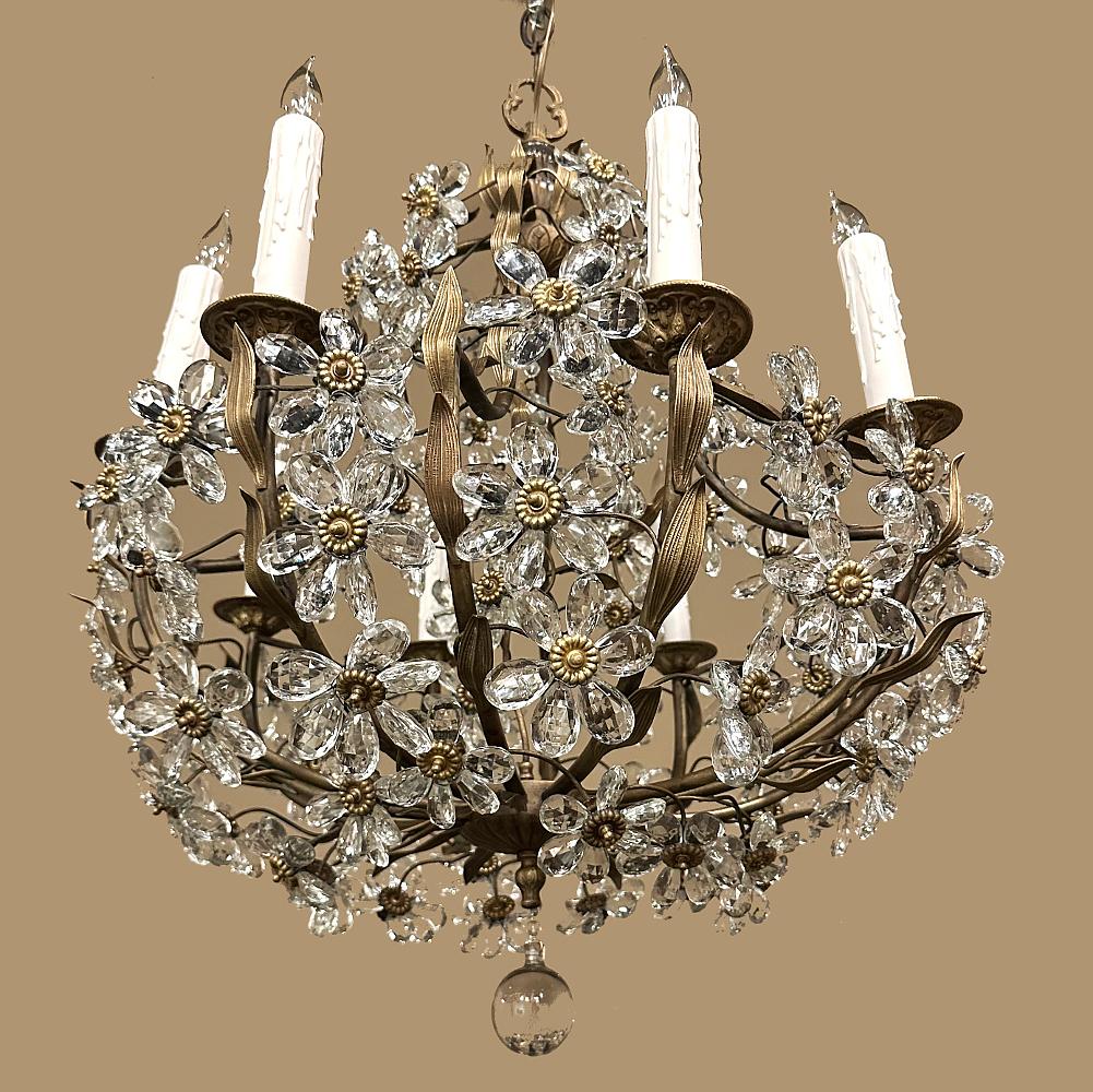 Fait main Lustre à fleurs en laiton et cristal d'Italie du milieu du siècle en vente