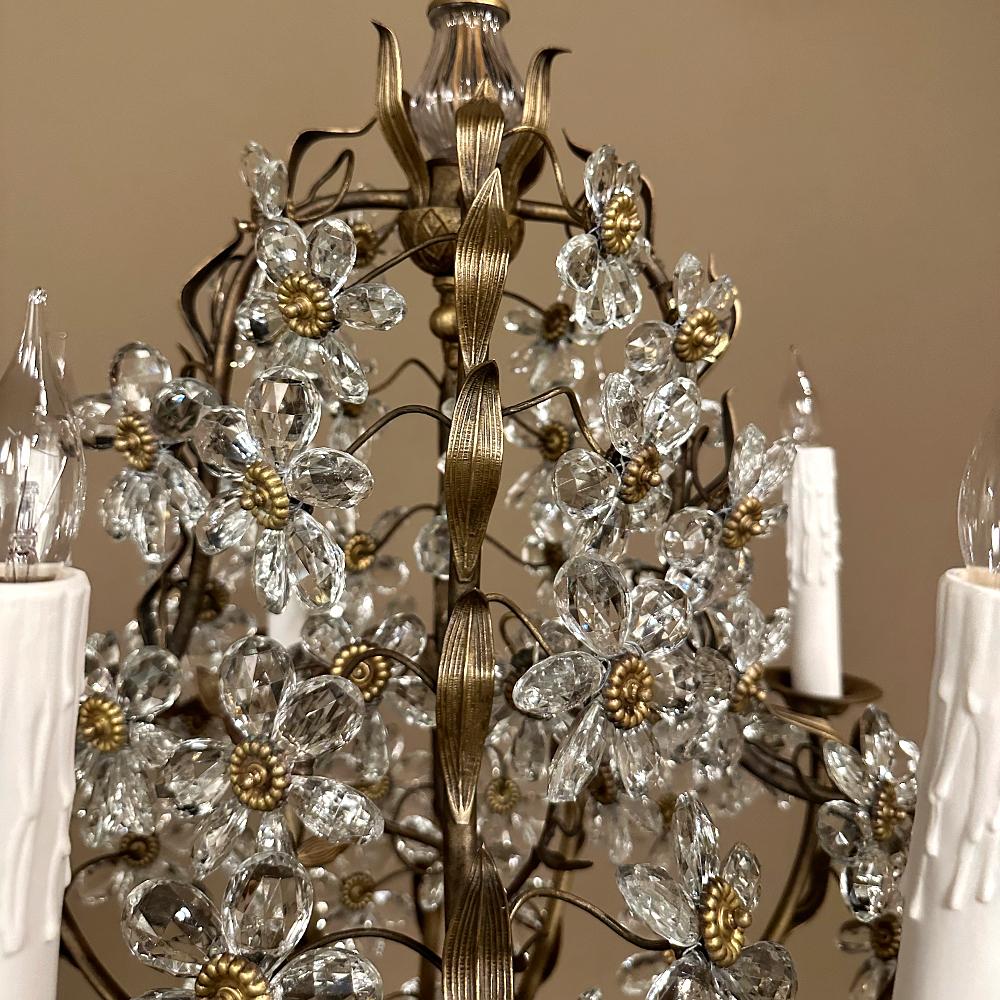 Lustre à fleurs en laiton et cristal d'Italie du milieu du siècle Bon état - En vente à Dallas, TX