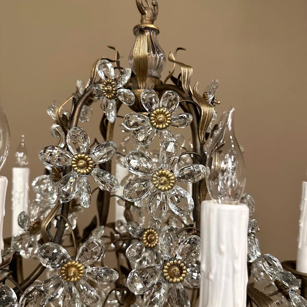20ième siècle Lustre à fleurs en laiton et cristal d'Italie du milieu du siècle en vente