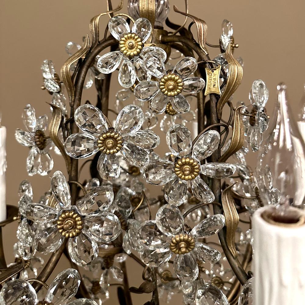 Laiton Lustre à fleurs en laiton et cristal d'Italie du milieu du siècle en vente