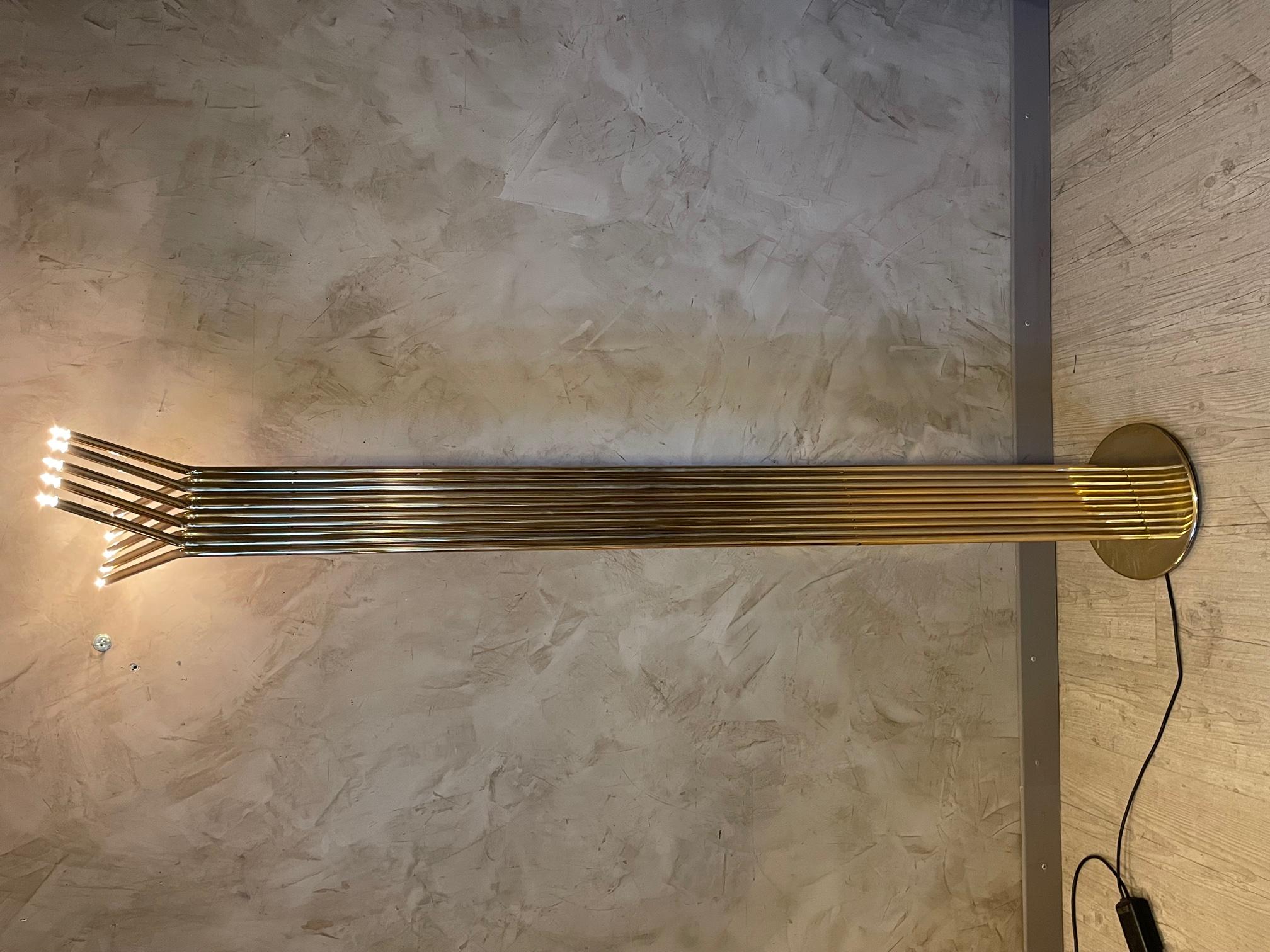 Außergewöhnlicher italienischer Messingboden aus der Mitte des Jahrhunderts im Stil von Goffredo Reggiani aus den 1960er Jahren.
Zehn G4-Glühbirnen mit einem Dimmer. 
Macht ein wirklich schönes Licht. Exquisite Qualität. 
Selten.