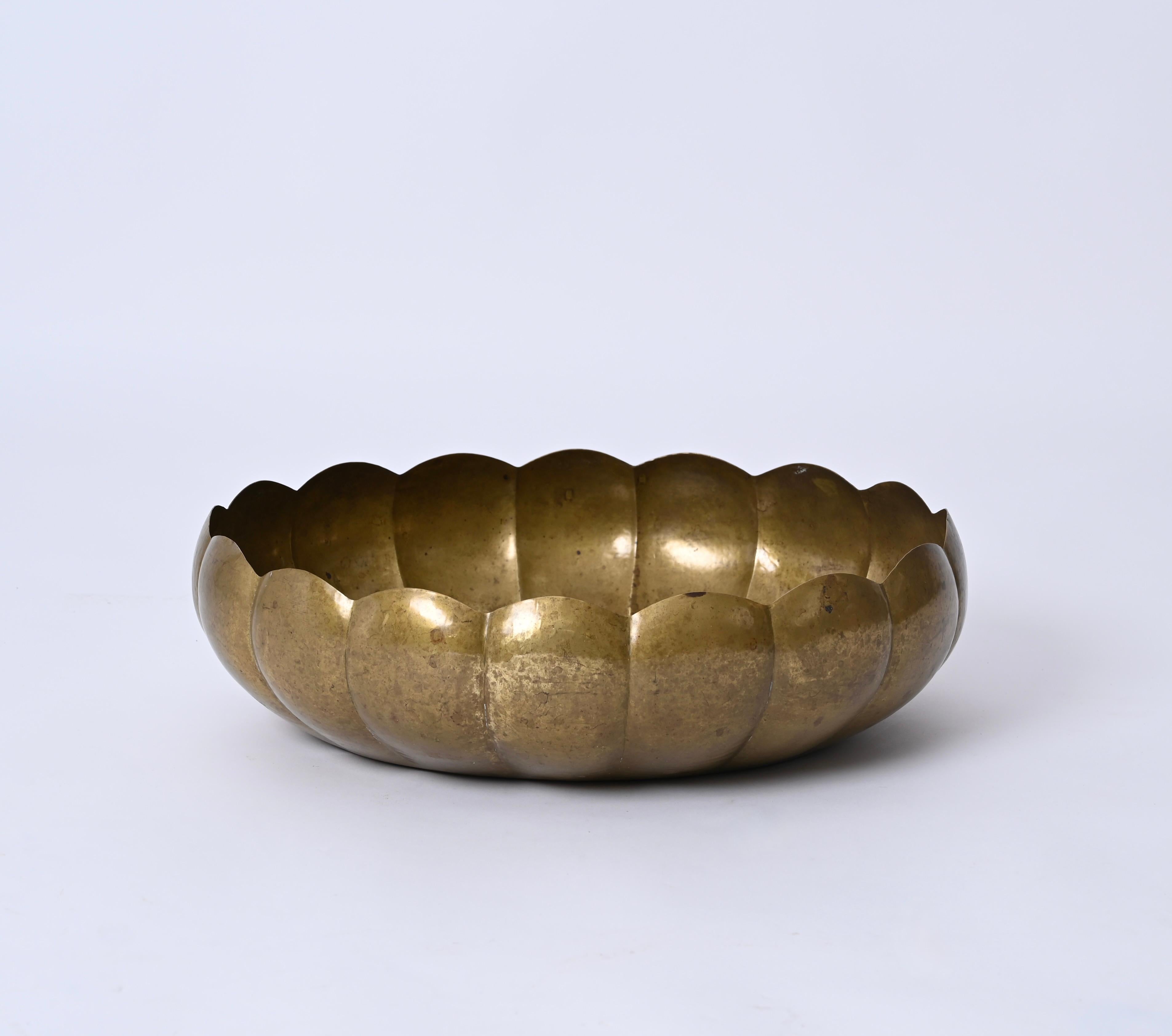 Stunning fruit bowl or magazine rack in the shape of a flower fully made in in Brass. This lovely piece was  produced in Italy in the 1940s. 

This elegant bowl has been kept with its natural patina, which gave the metal a fantastic bronzed tone,