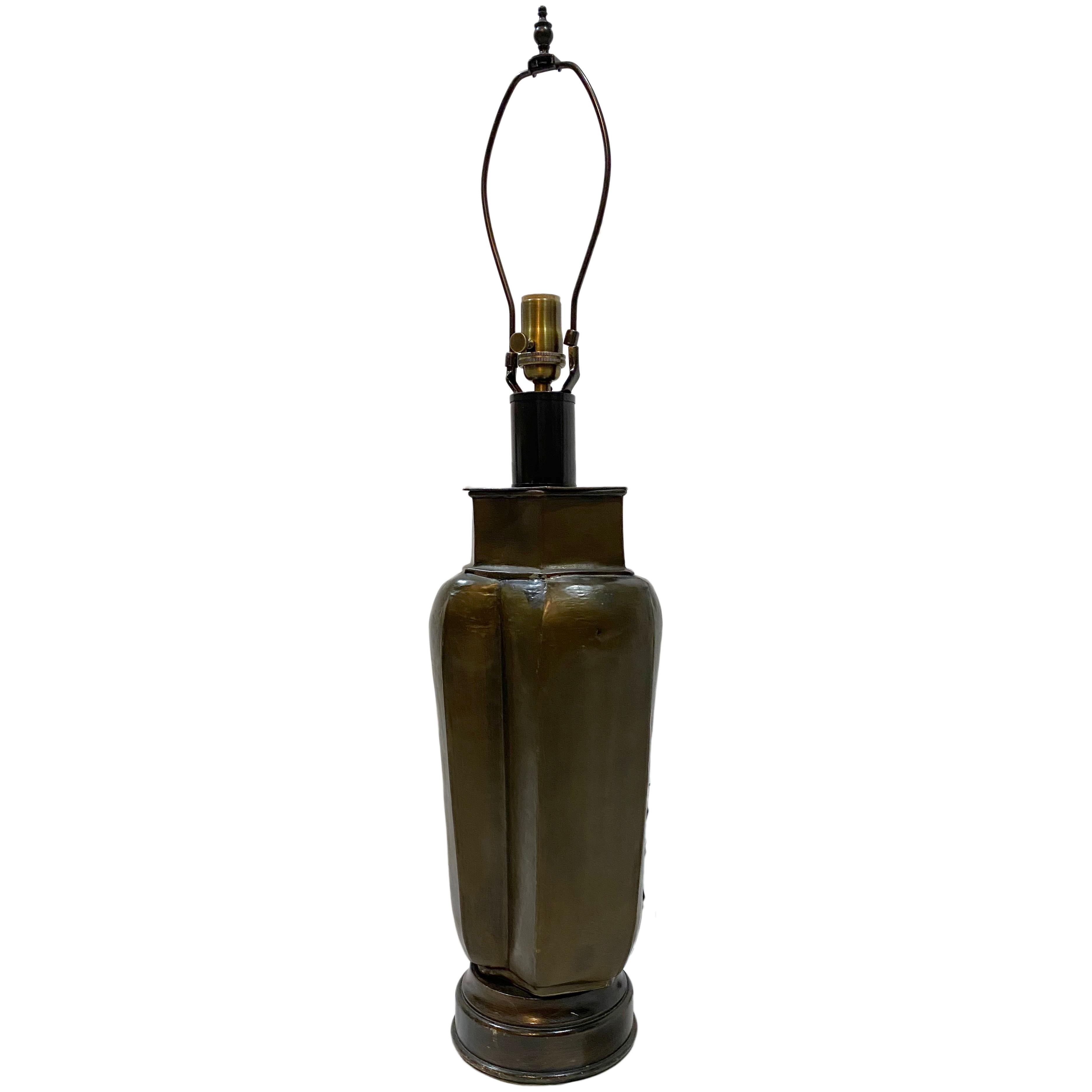 Italienische Messinglampe aus der Mitte des Jahrhunderts (Gehämmert) im Angebot