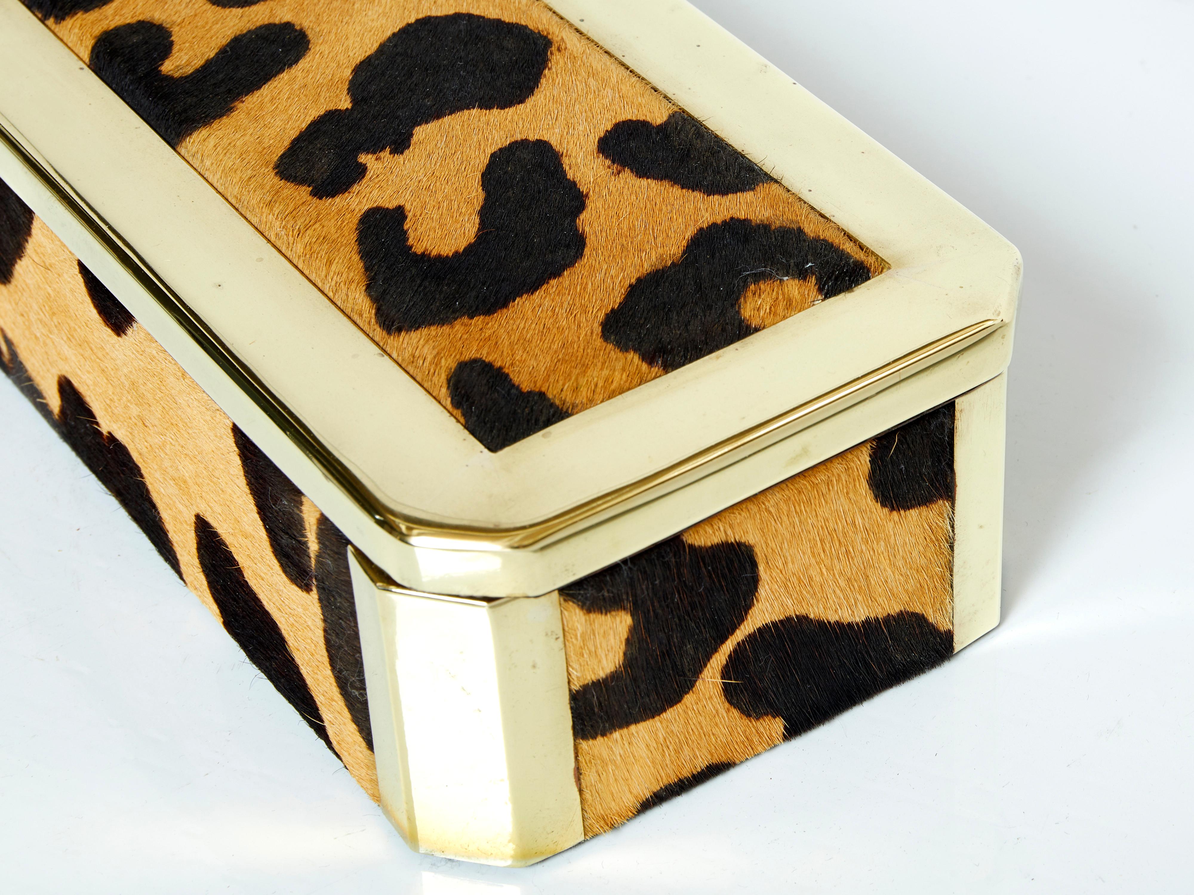 Beautiful mid-century box made in Italy in the late 1970s. This brass jewellery or make-up box is covered by leopard fur, with burlwood veneer inside. The mix of brass and leopard fur is really nice, and typical of the lavish 1970s Italian style. A