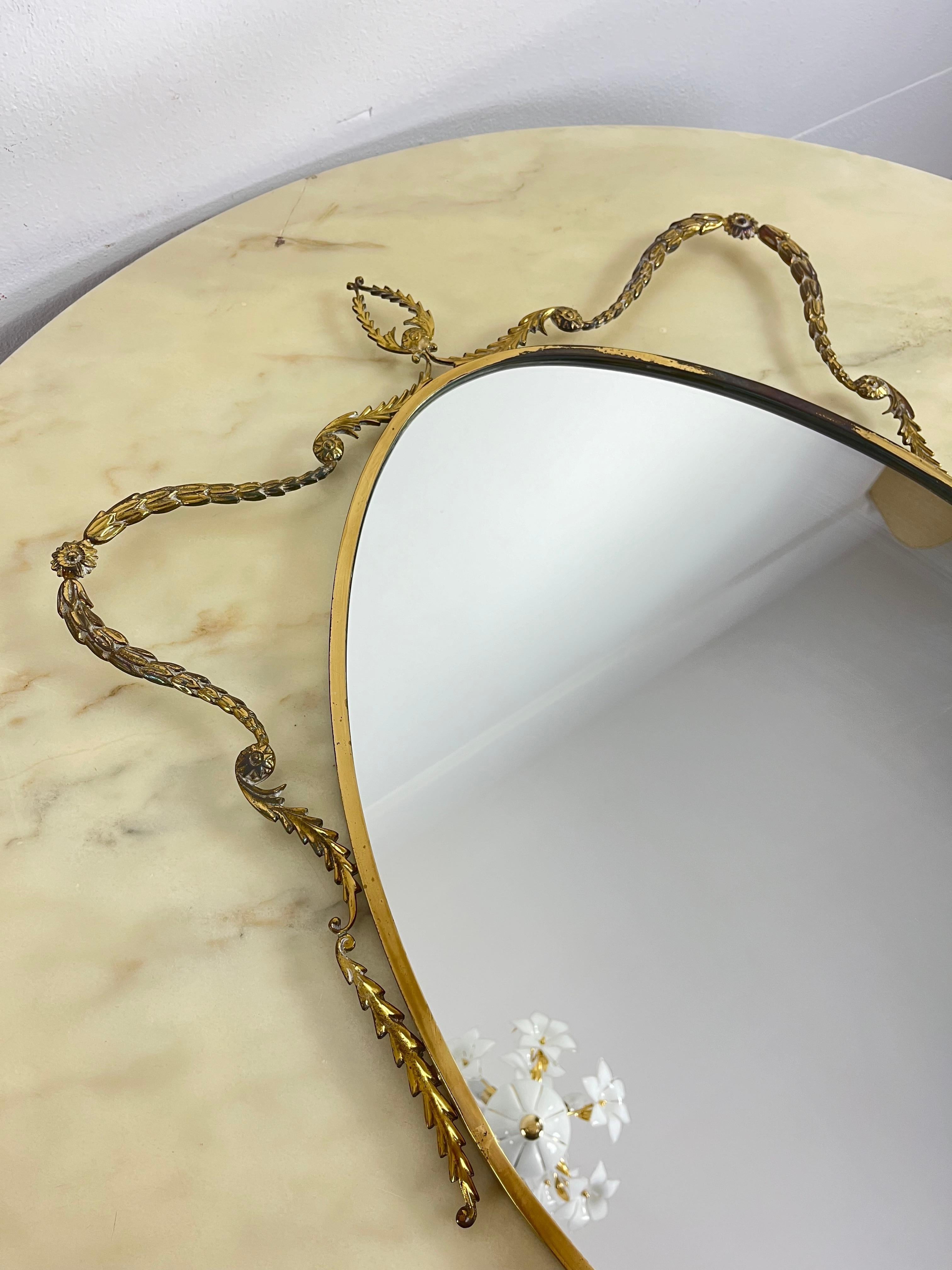 Miroir en laiton italien du milieu du siècle  1960s
Trouvé dans un appartement noble, il est intact. Bonnes conditions. Petites oxydations sur le laiton qui attestent de l'authenticité de l'objet. Je n'ai pas poli ni dépoussiéré pour votre