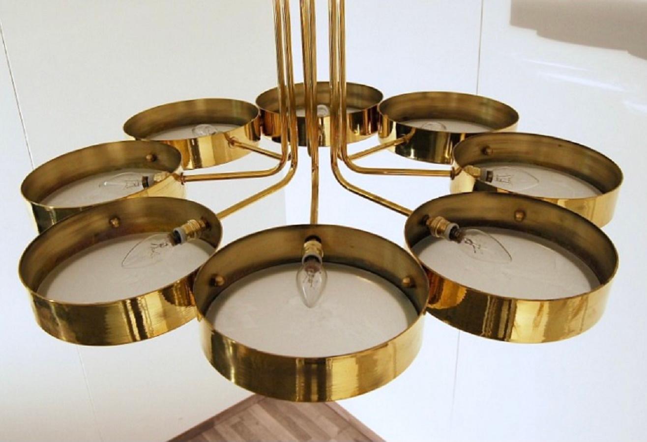 Mid-Century Italian Brass, Opal Glass Chandelier 8-Lits from the 1970s In Good Condition For Sale In Salzburg, AT