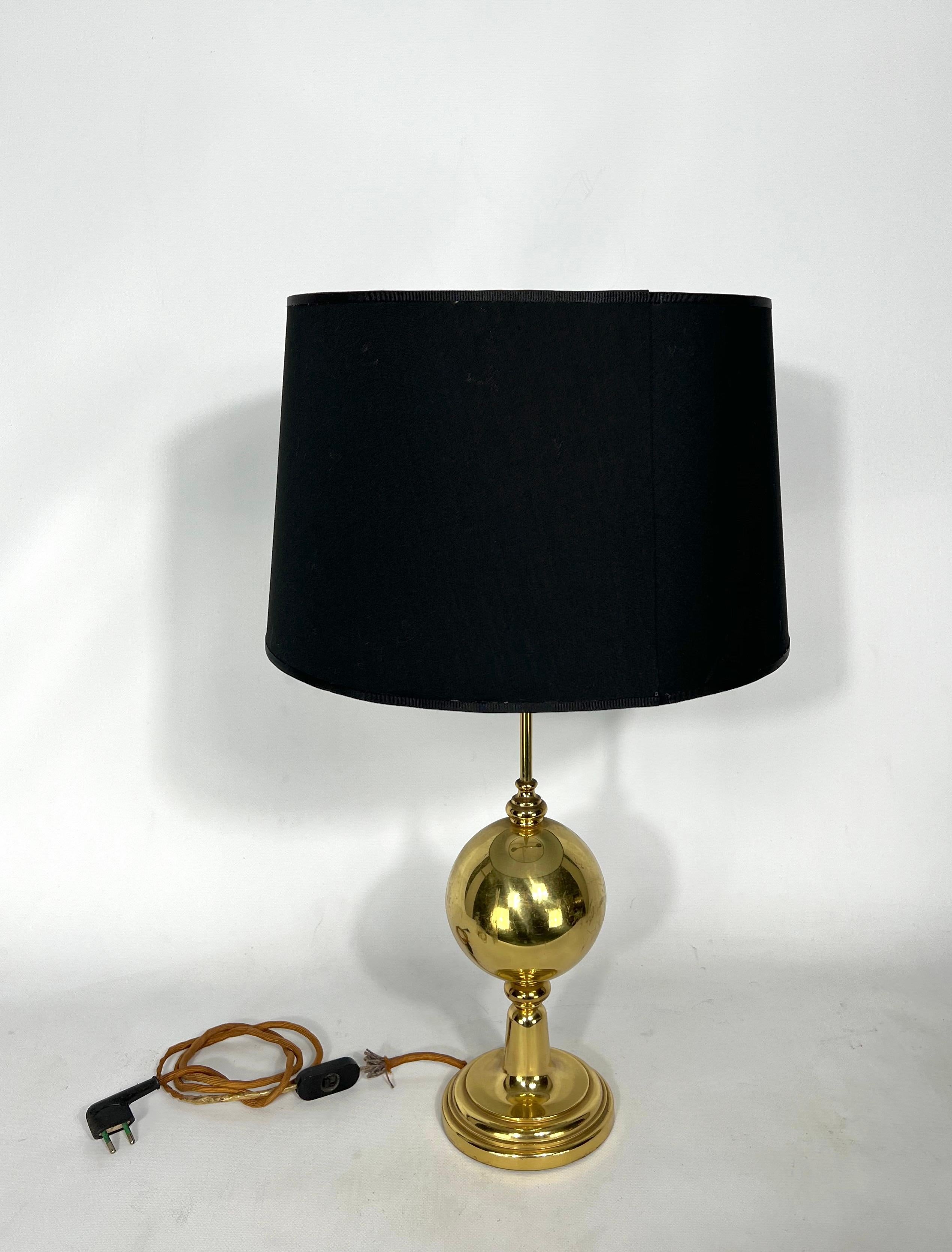 Milieu du XXe siècle Lampe de table en laiton italienne du milieu du siècle des années 50 en vente