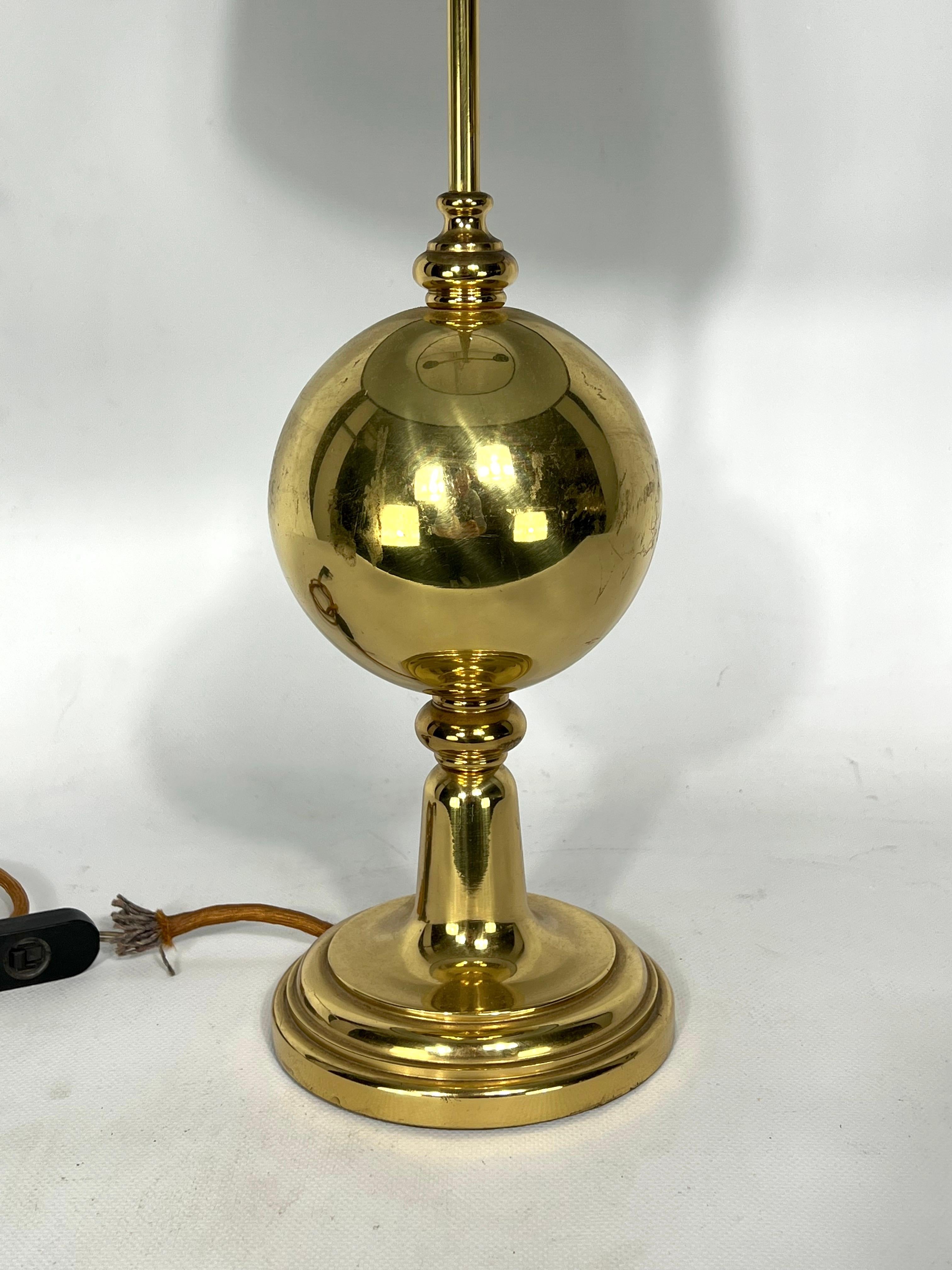 Laiton Lampe de table en laiton italienne du milieu du siècle des années 50 en vente