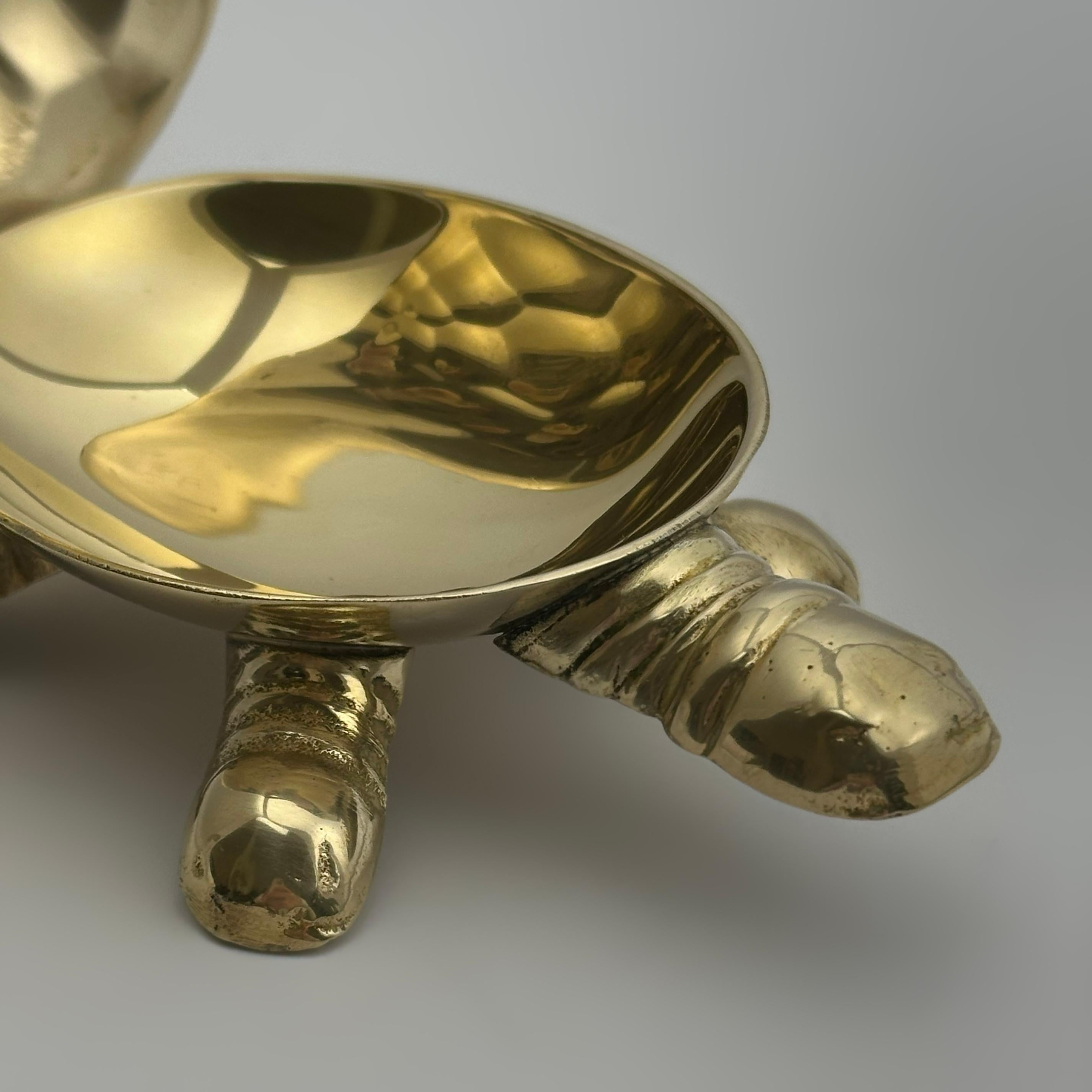 Petite boîte à bibelots en forme de tortue en laiton massif, produite en Italie au milieu du XXe siècle. La forme est coulée avec des détails nets et finie avec un poli miroir. La coquille s'ouvre sur une charnière arrière pour révéler un bol