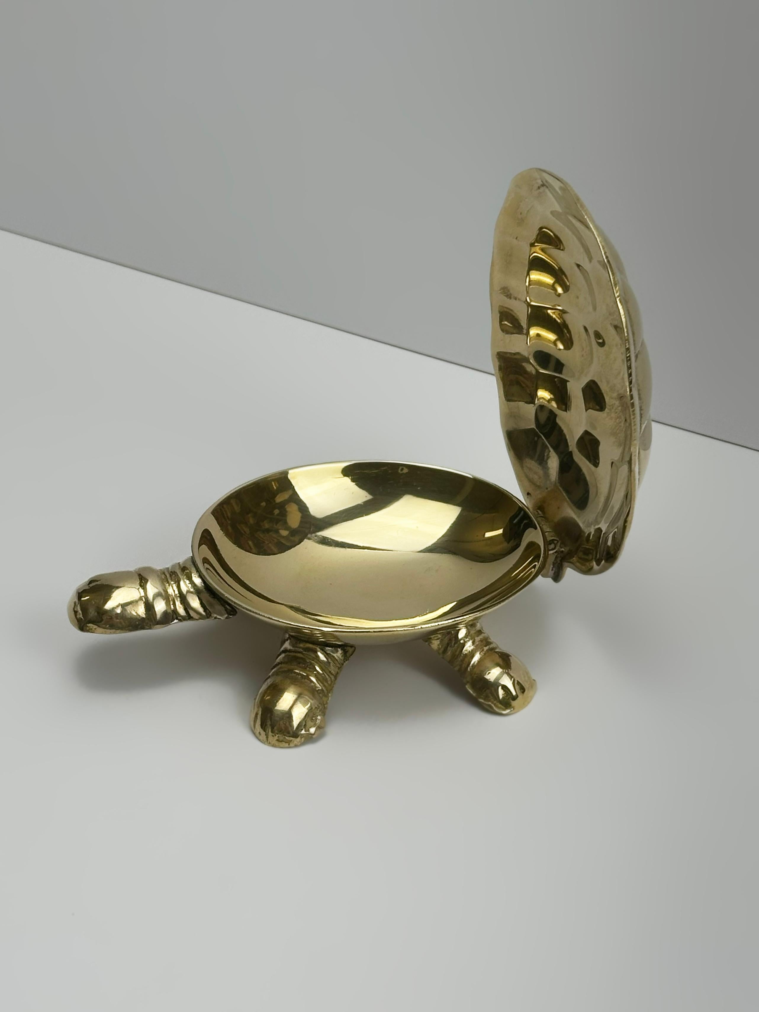 Mid-Century Modern Boîte à bibelots Turtle en laiton avec couvercle à charnière en vente