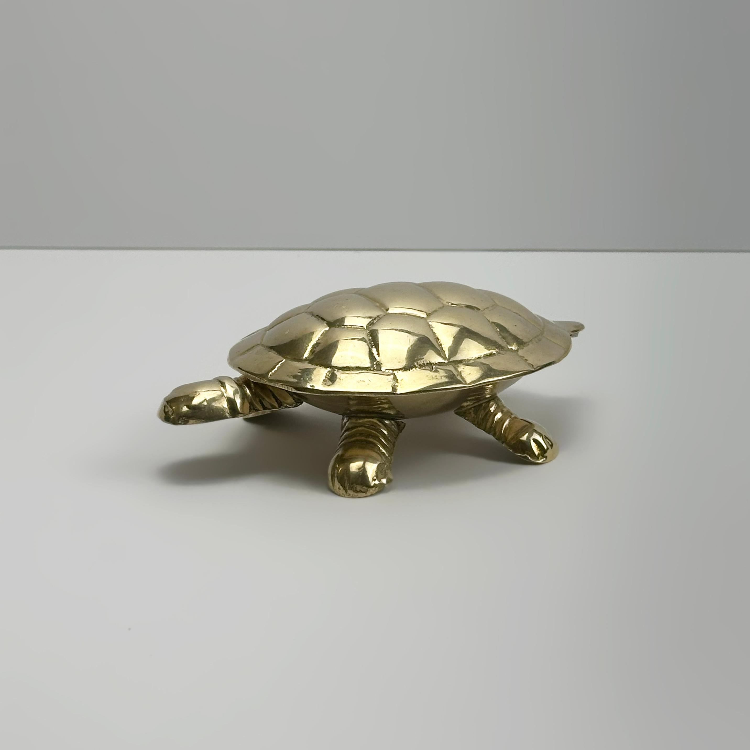 italien Boîte à bibelots Turtle en laiton avec couvercle à charnière en vente