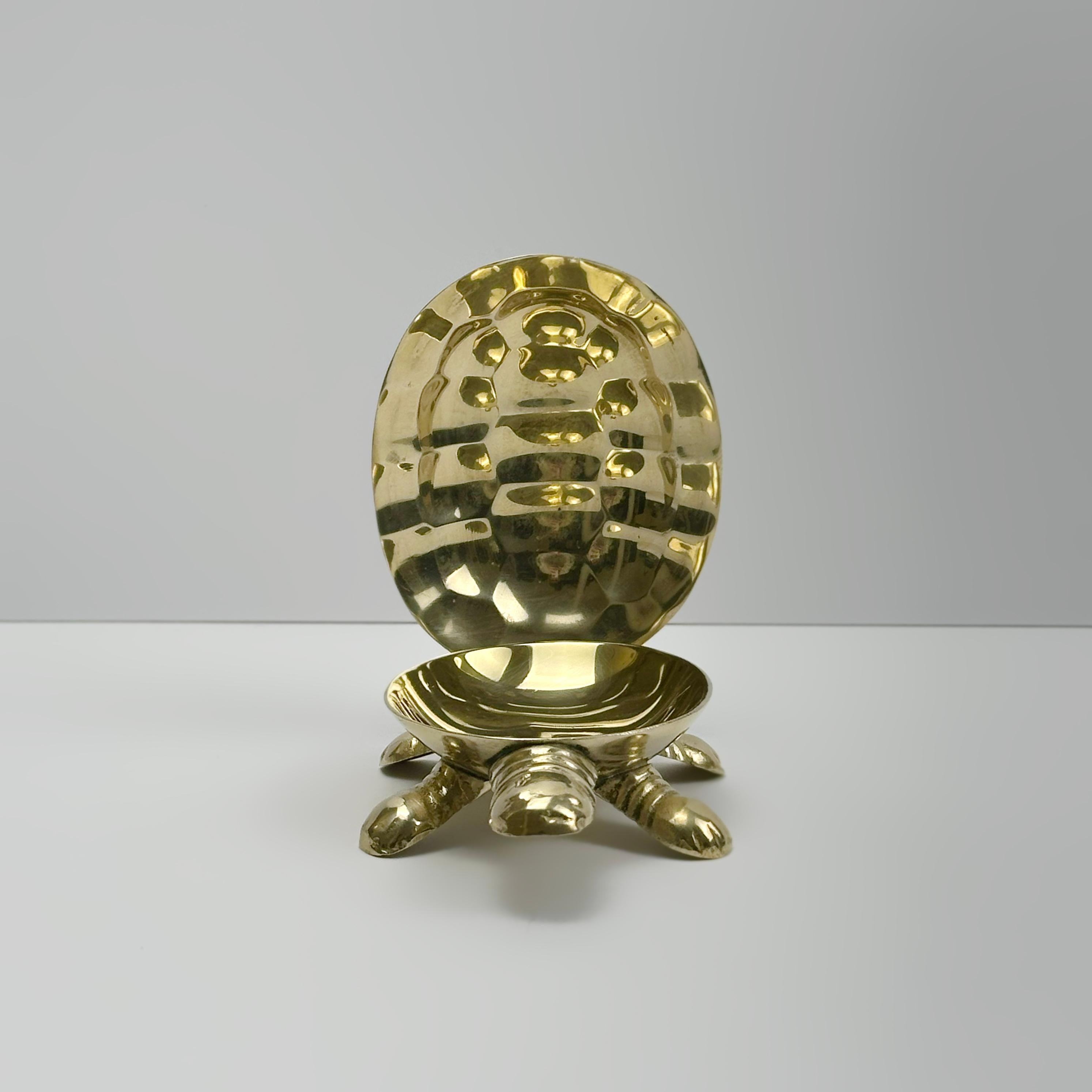 Boîte à bibelots Turtle en laiton avec couvercle à charnière Bon état - En vente à Glasgow, GB