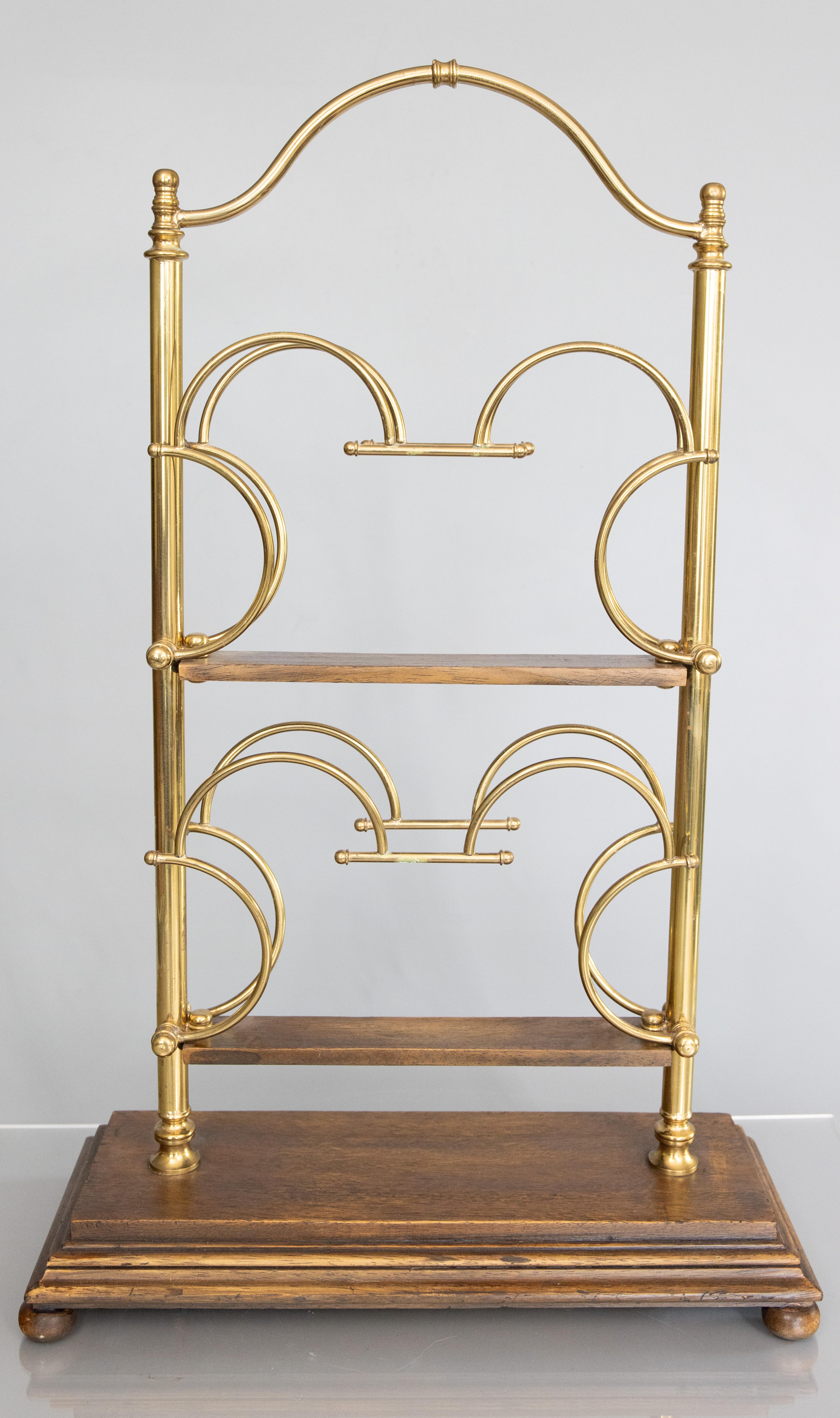 A stylish Mid-Century Modern brass and walnut magazine rack, original from Italy, circa 1950. 