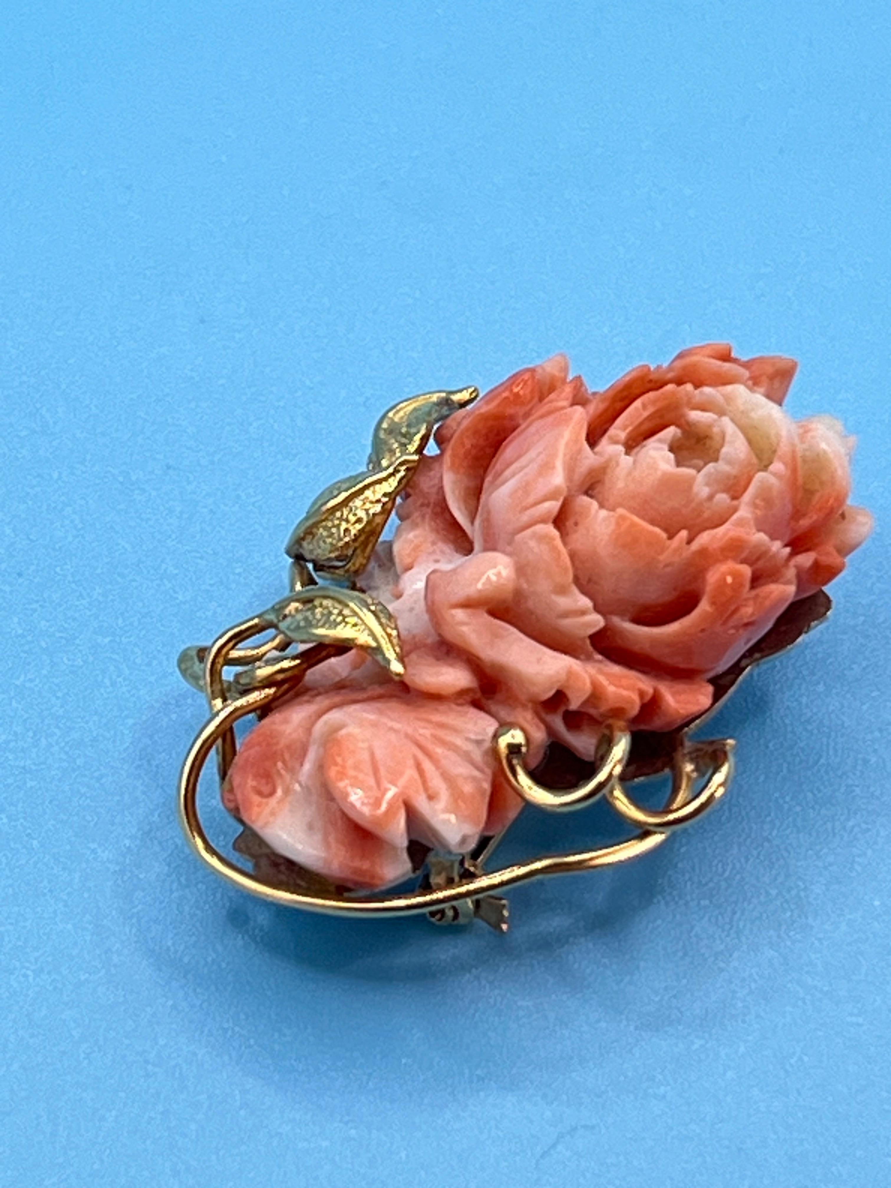 Mid-Century Italian brooch 18 kt gold and natural coral 1960s
Purchased in 1966 in Torre Del Greco (Naples).
Intact and in excellent condition, pin with safety. Stamped 750 thousandths (18 kt gold).  It weighs 13.1 grams.

We guarantee adequate