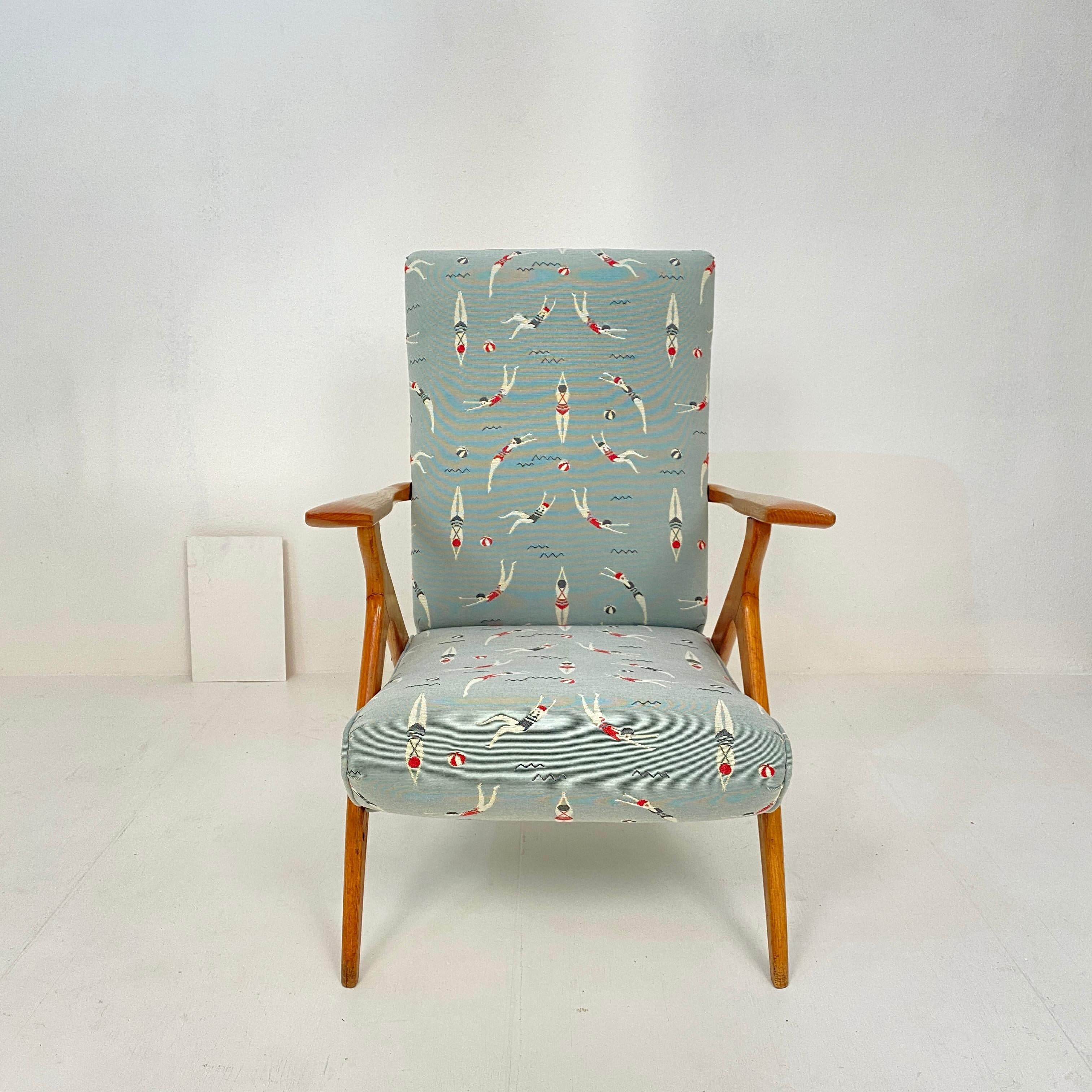 This midcentury Italian lounge chair by Antonio Gorgone was made circa 1951.
The wooden frame is made out of ash and has got a beautiful Patina.
The upholstery was reupholstered in a Malibu Beach fabric by Jab Anstoetz.
It can be adjusted in two