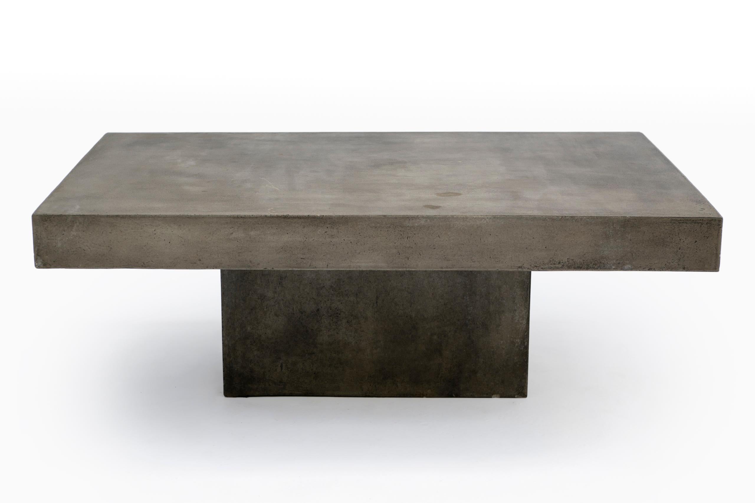 Table basse en béton moulé Brutalist italienne du milieu du siècle dernier en vente 3