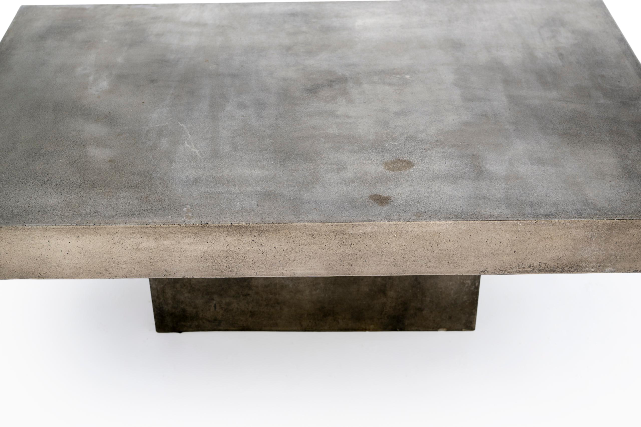 Table basse en béton moulé Brutalist italienne du milieu du siècle dernier en vente 4