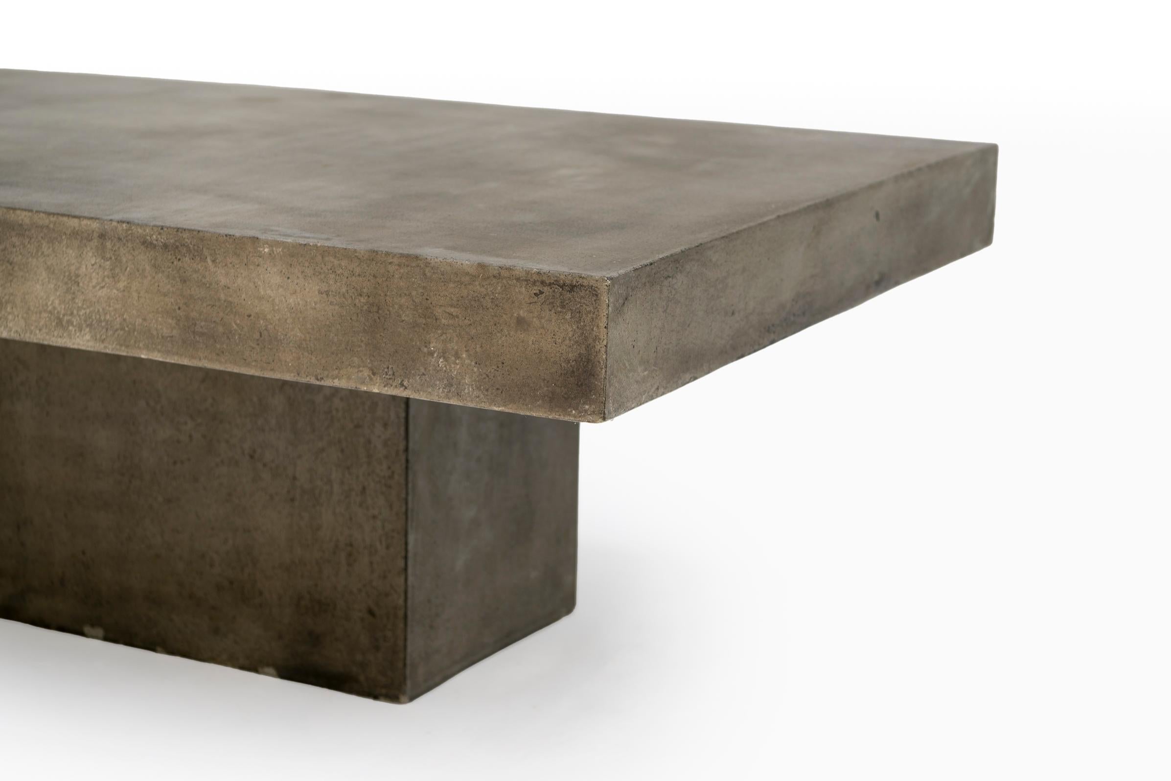 Moulage Table basse en béton moulé Brutalist italienne du milieu du siècle dernier en vente
