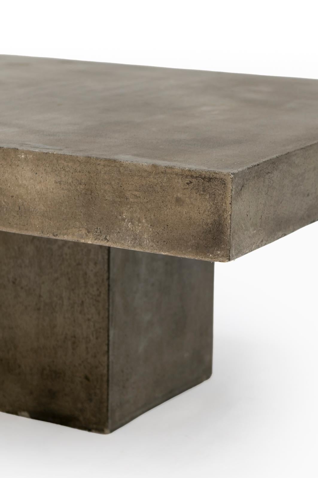 Table basse en béton moulé Brutalist italienne du milieu du siècle dernier Bon état - En vente à Wainscott, NY