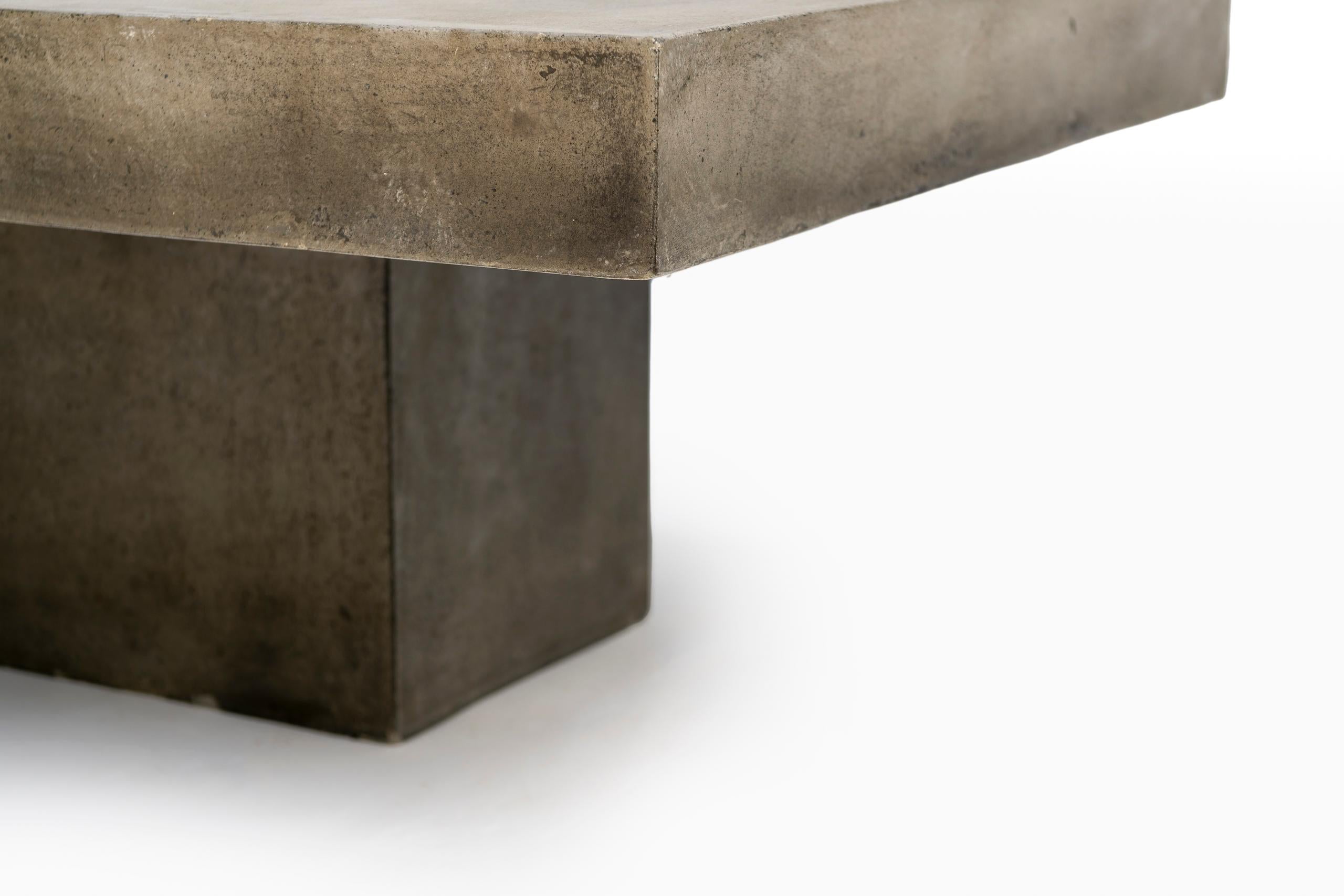 Table basse en béton moulé Brutalist italienne du milieu du siècle dernier en vente 1