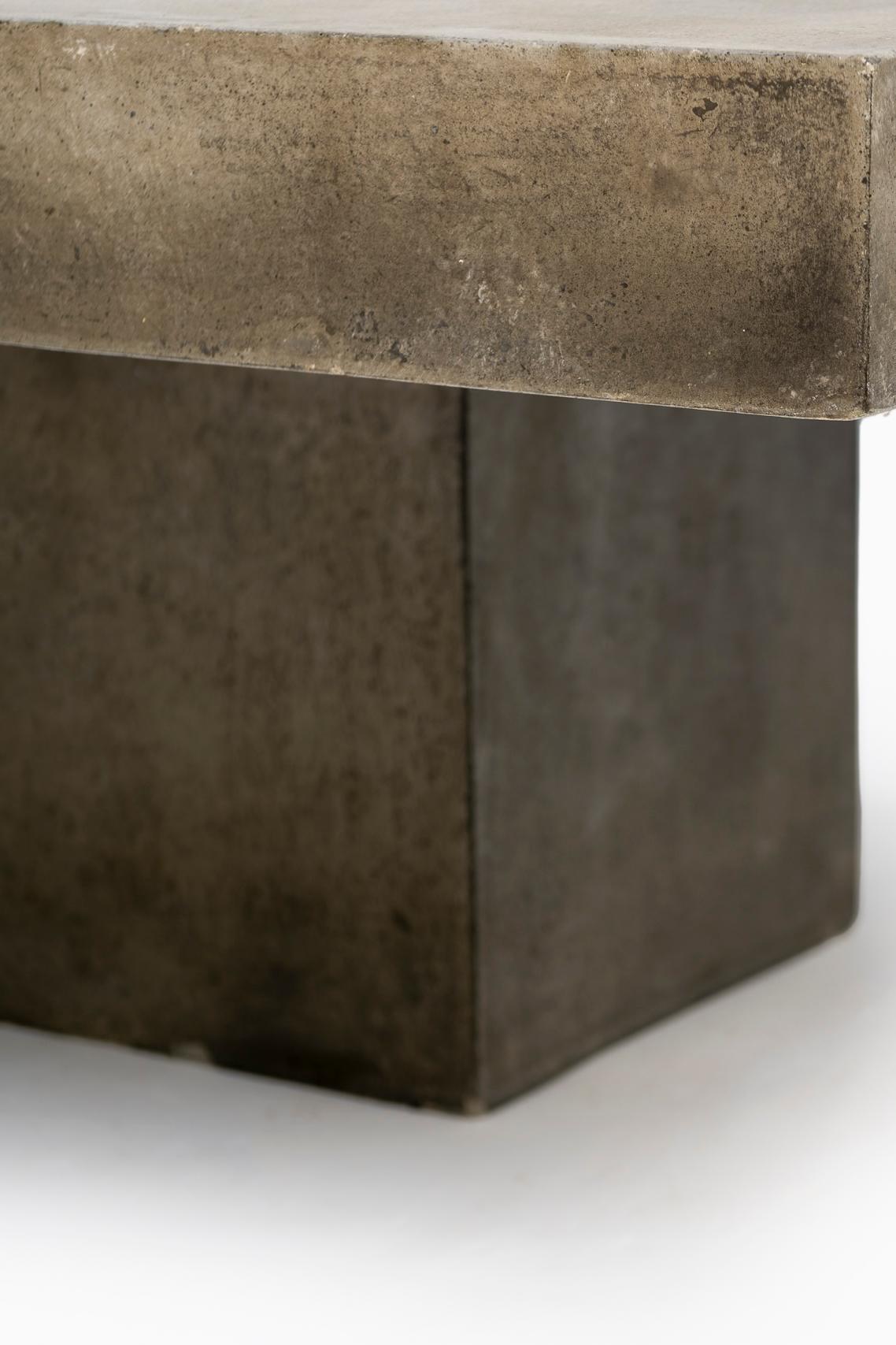 Table basse en béton moulé Brutalist italienne du milieu du siècle dernier en vente 2