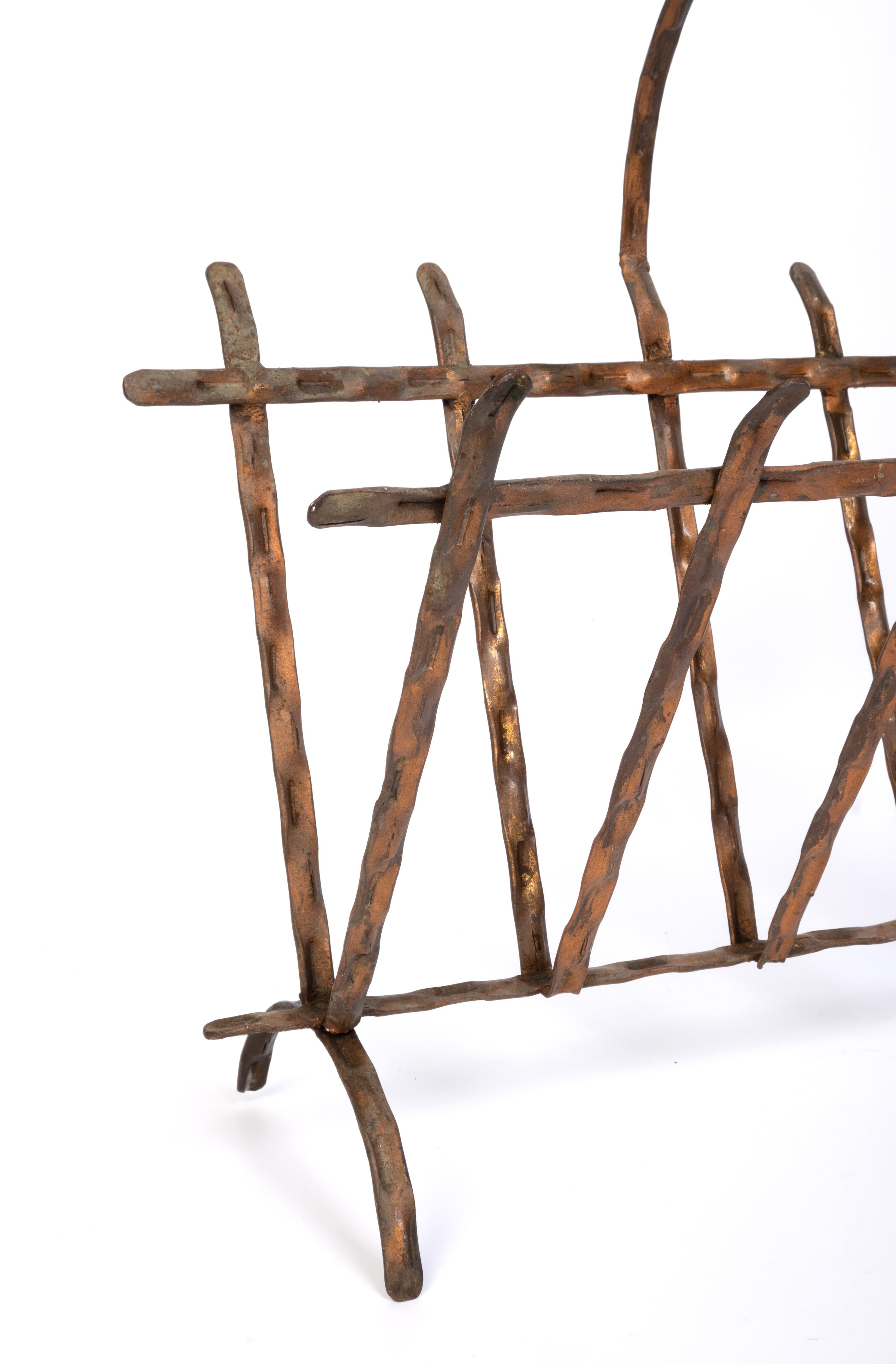 Brutalisme A.I.C C. Stand pour journaux / porte-revues en cuivre brut du milieu du siècle dernier C.1970 en vente