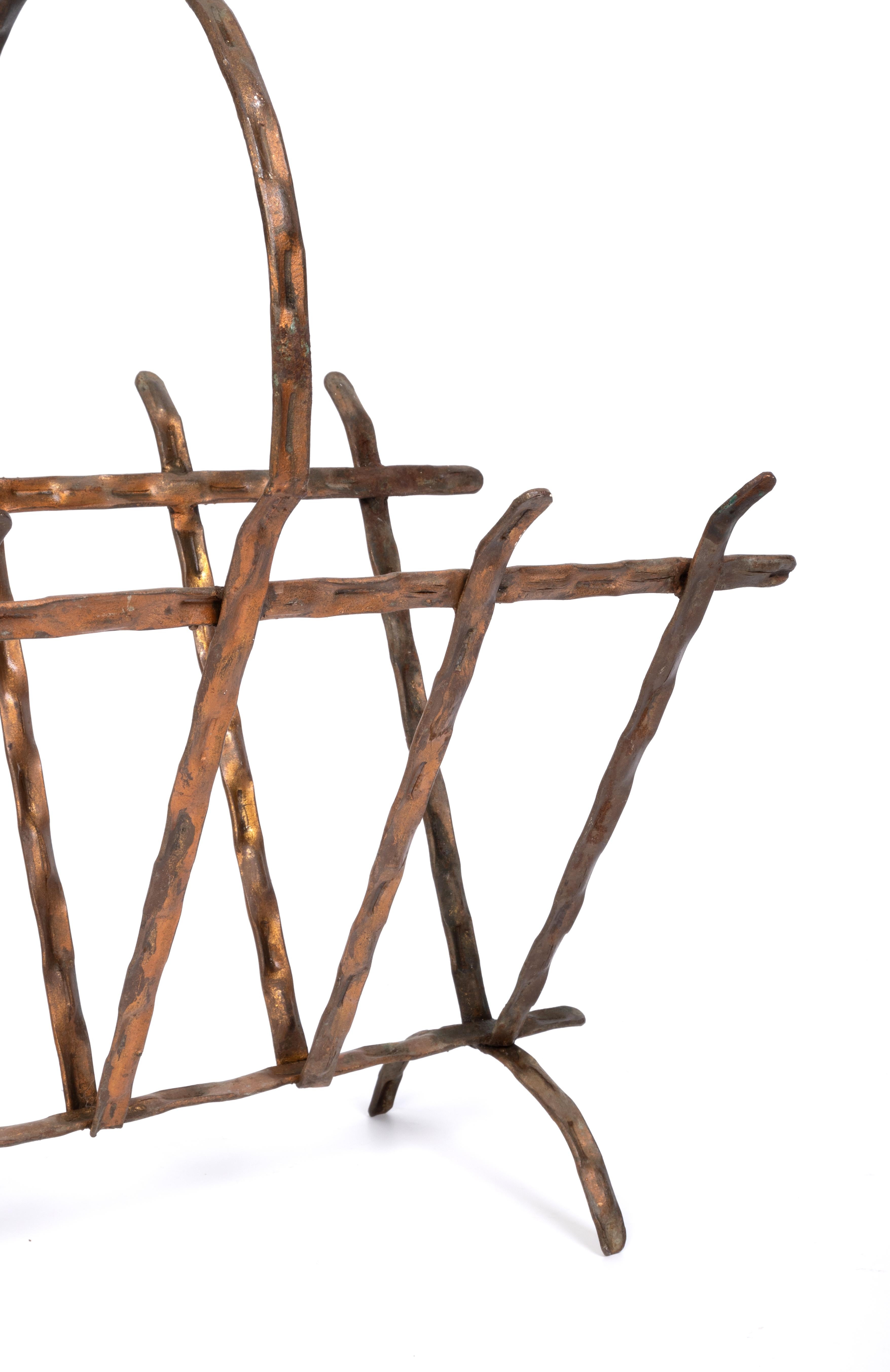 italien A.I.C C. Stand pour journaux / porte-revues en cuivre brut du milieu du siècle dernier C.1970 en vente