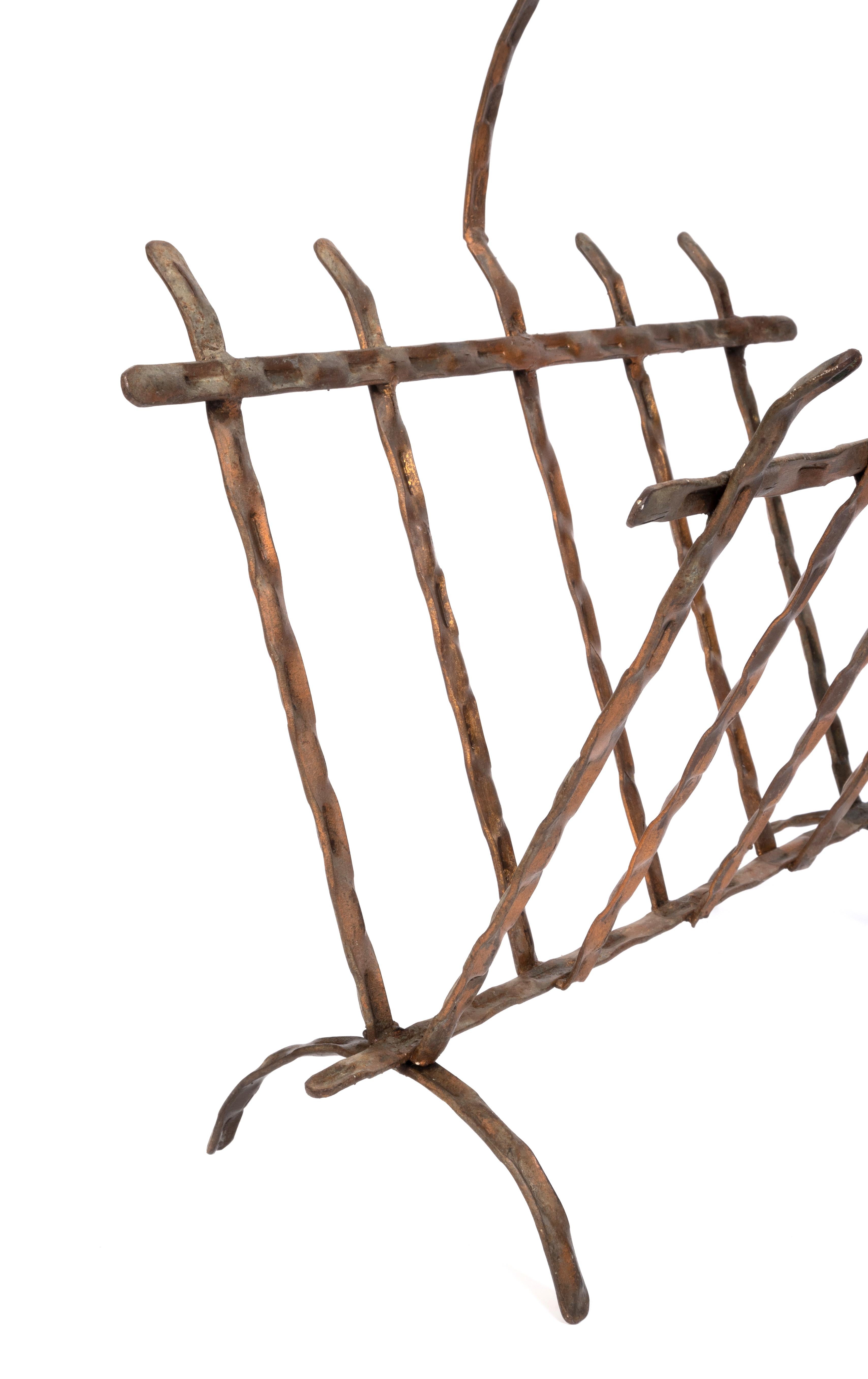 Martelé A.I.C C. Stand pour journaux / porte-revues en cuivre brut du milieu du siècle dernier C.1970 en vente