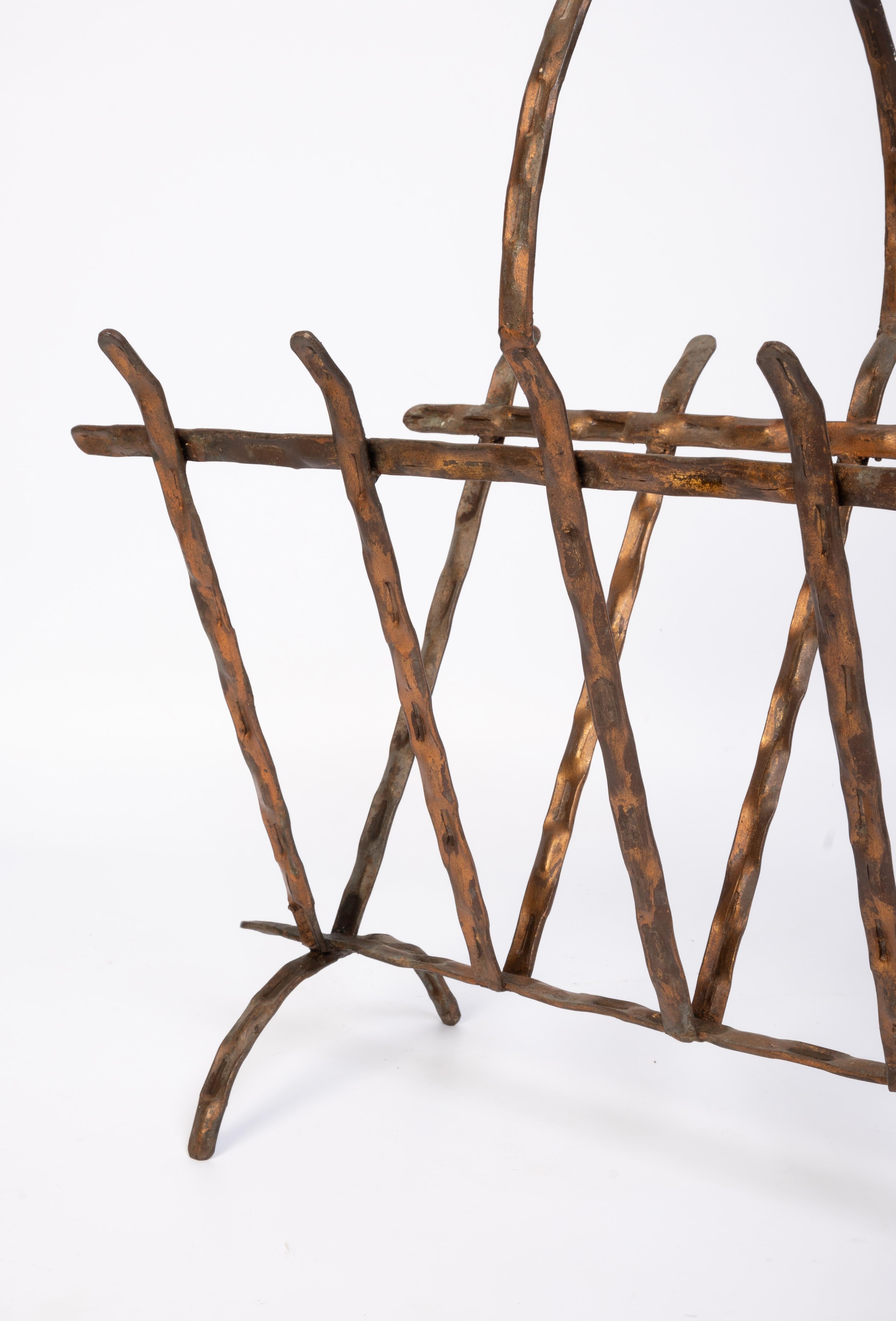 20ième siècle A.I.C C. Stand pour journaux / porte-revues en cuivre brut du milieu du siècle dernier C.1970 en vente