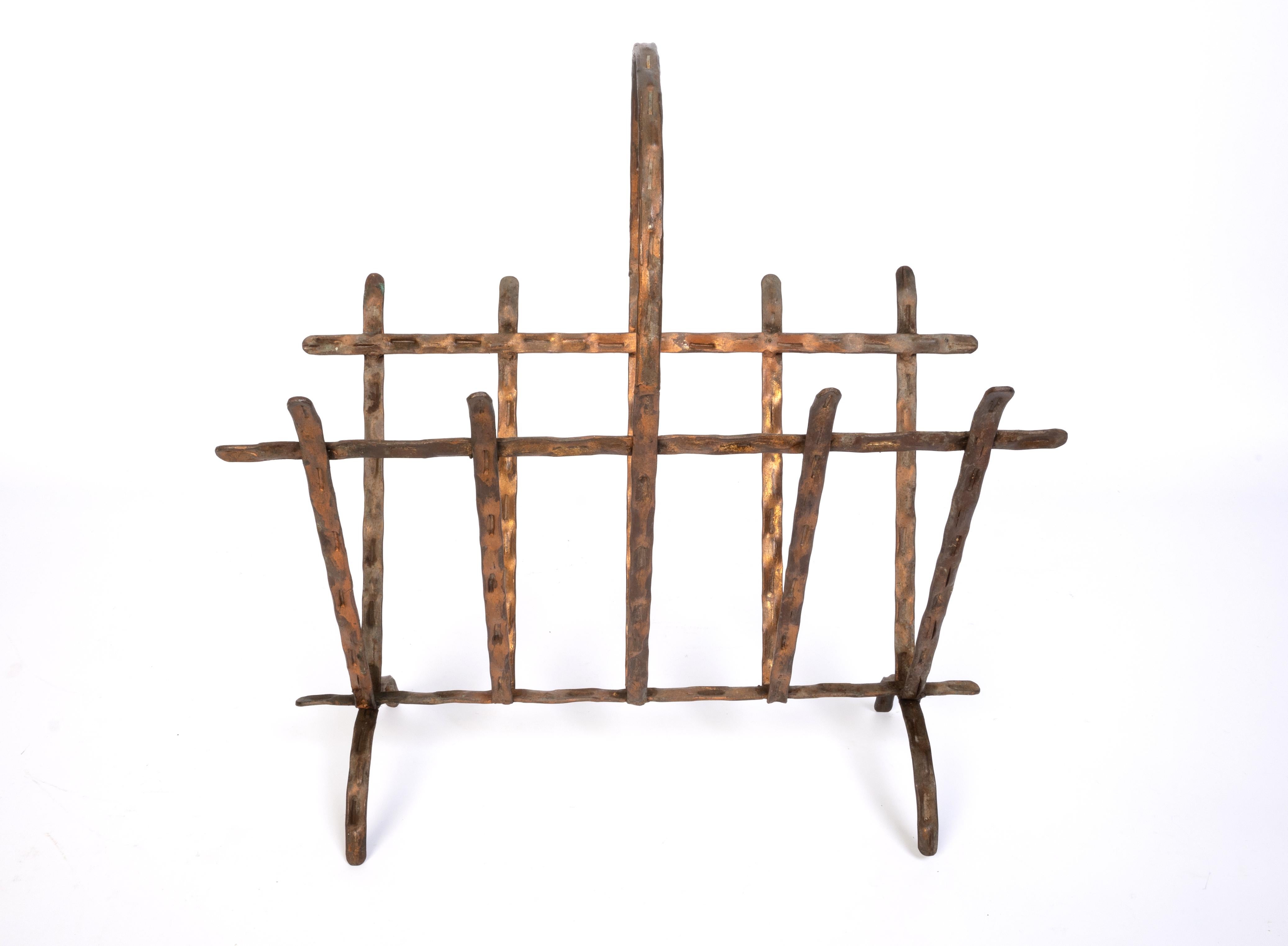 Cuivre A.I.C C. Stand pour journaux / porte-revues en cuivre brut du milieu du siècle dernier C.1970 en vente