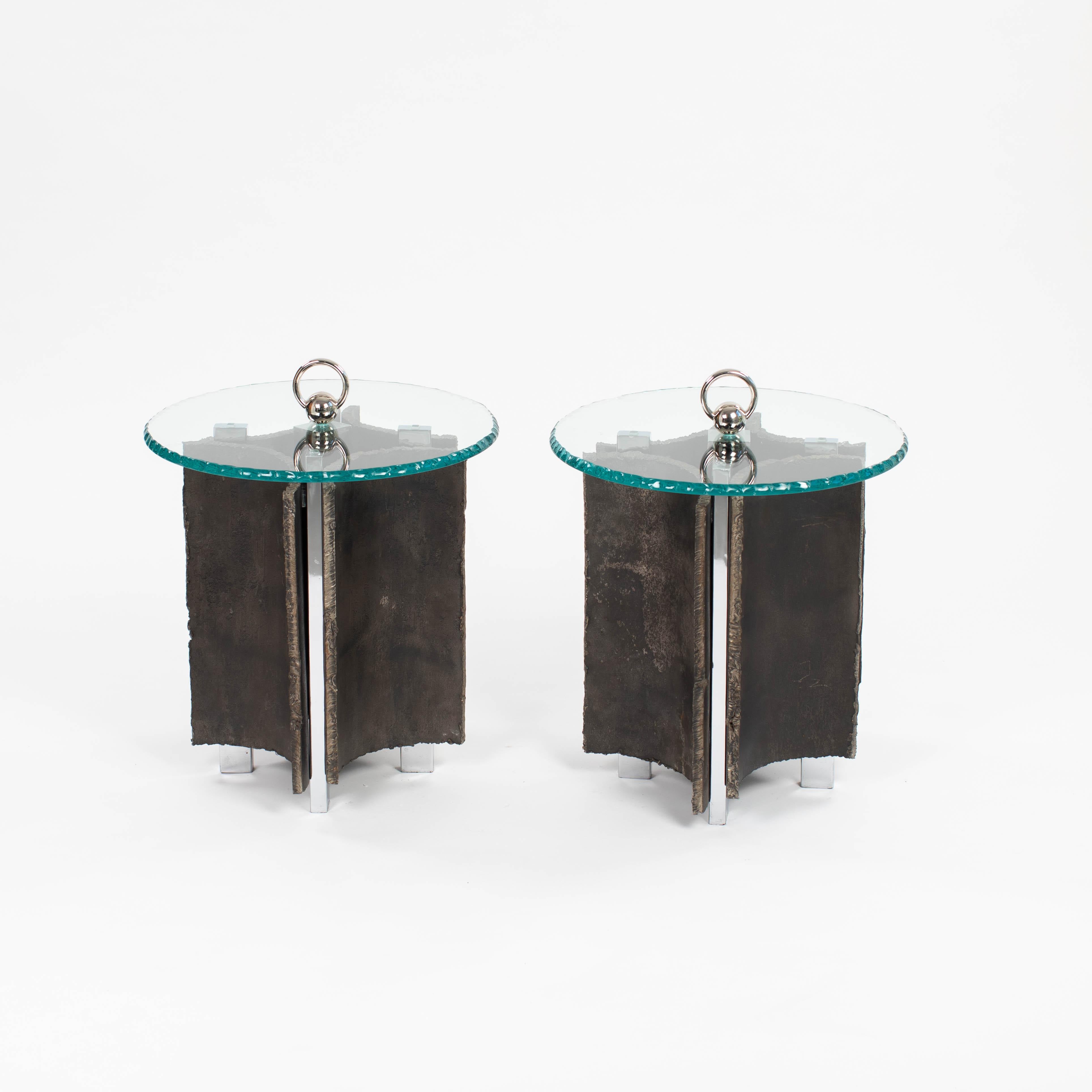 Italienische brutalistische Beistelltische Eisen-Glas-Nickel von Banci, Florenz 1960er Jahre

Die Tische sind sehr raffiniert in Design und Verarbeitung.
Ein Traggestell aus vernickeltem Edelstahl ist mit 4 abgerundeten, massiven 1,5 cm dicken