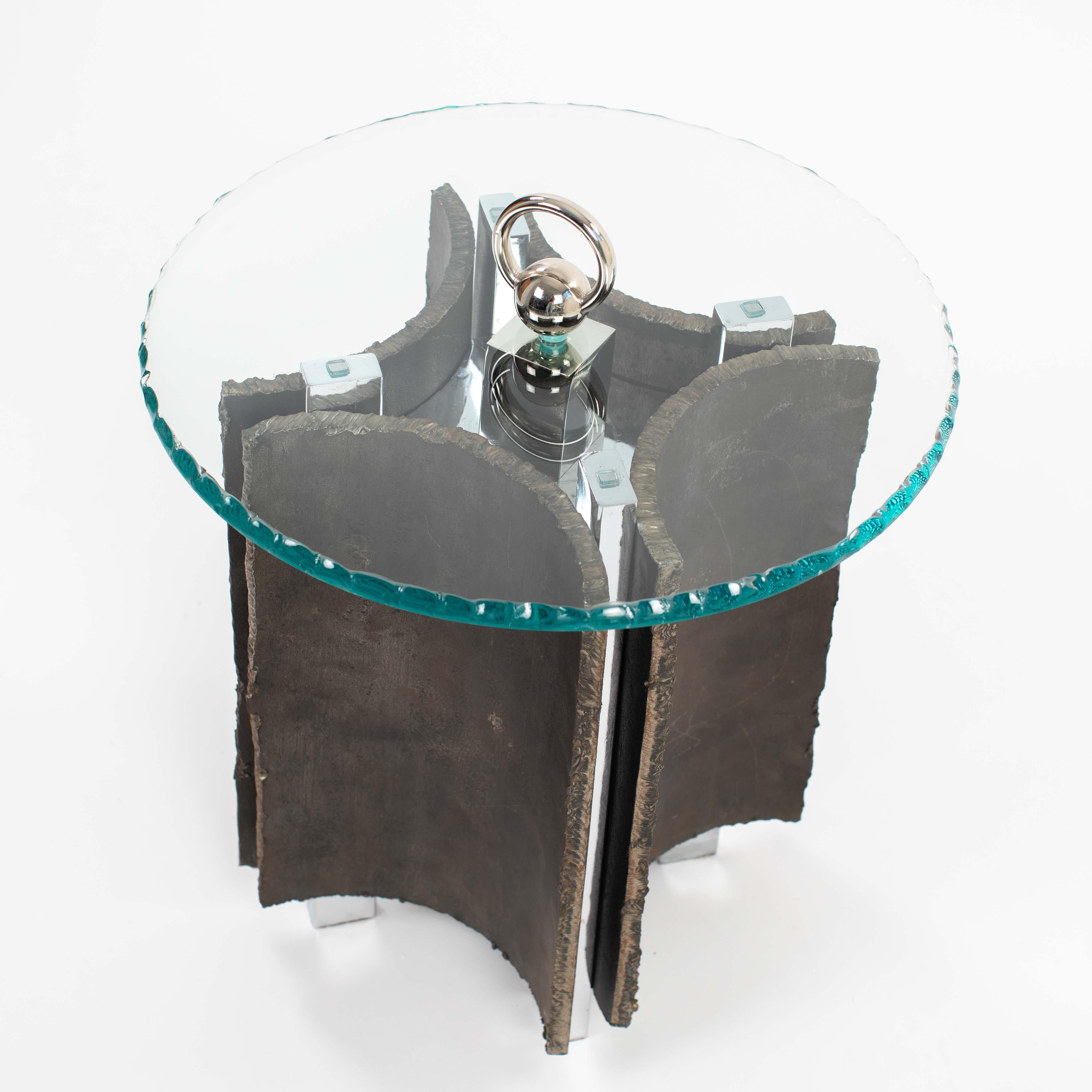 Italienische brutalistische Beistelltische aus der Mitte des Jahrhunderts aus Eisen-Glas-Nickel von Banci, Florenz (Mitte des 20. Jahrhunderts) im Angebot